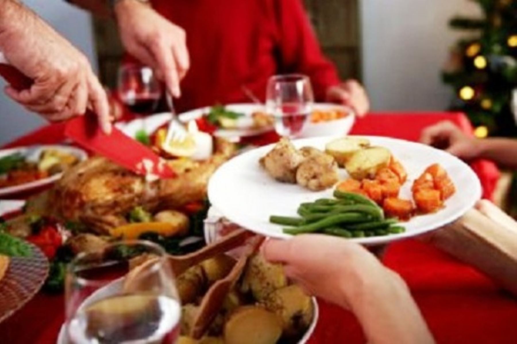 Puedes intoxicarte en Navidad por comer alimentos mal conservados. Foto: ANDINA/Difusión.