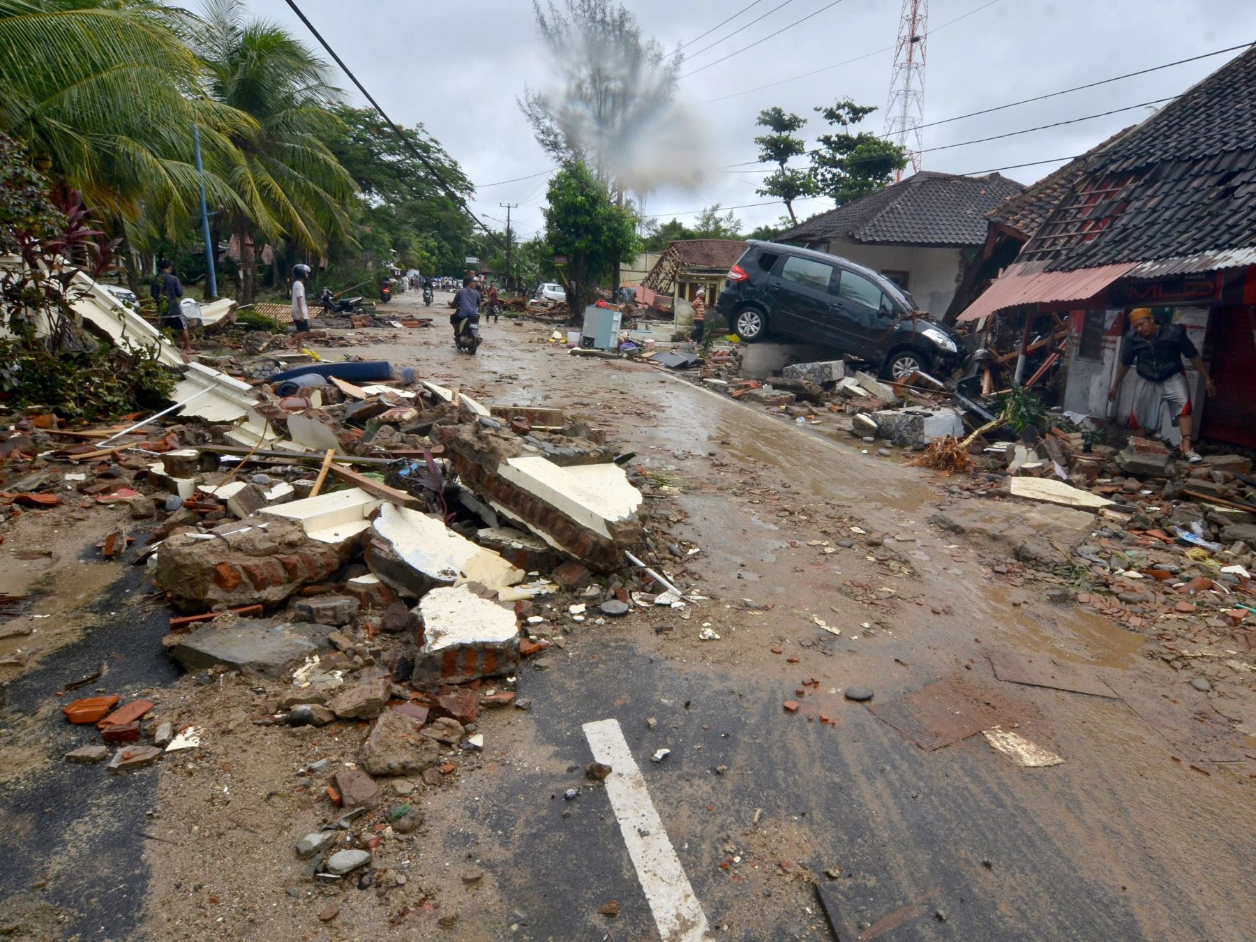 Más de 220 muertos por un tsunami en Indonesia
