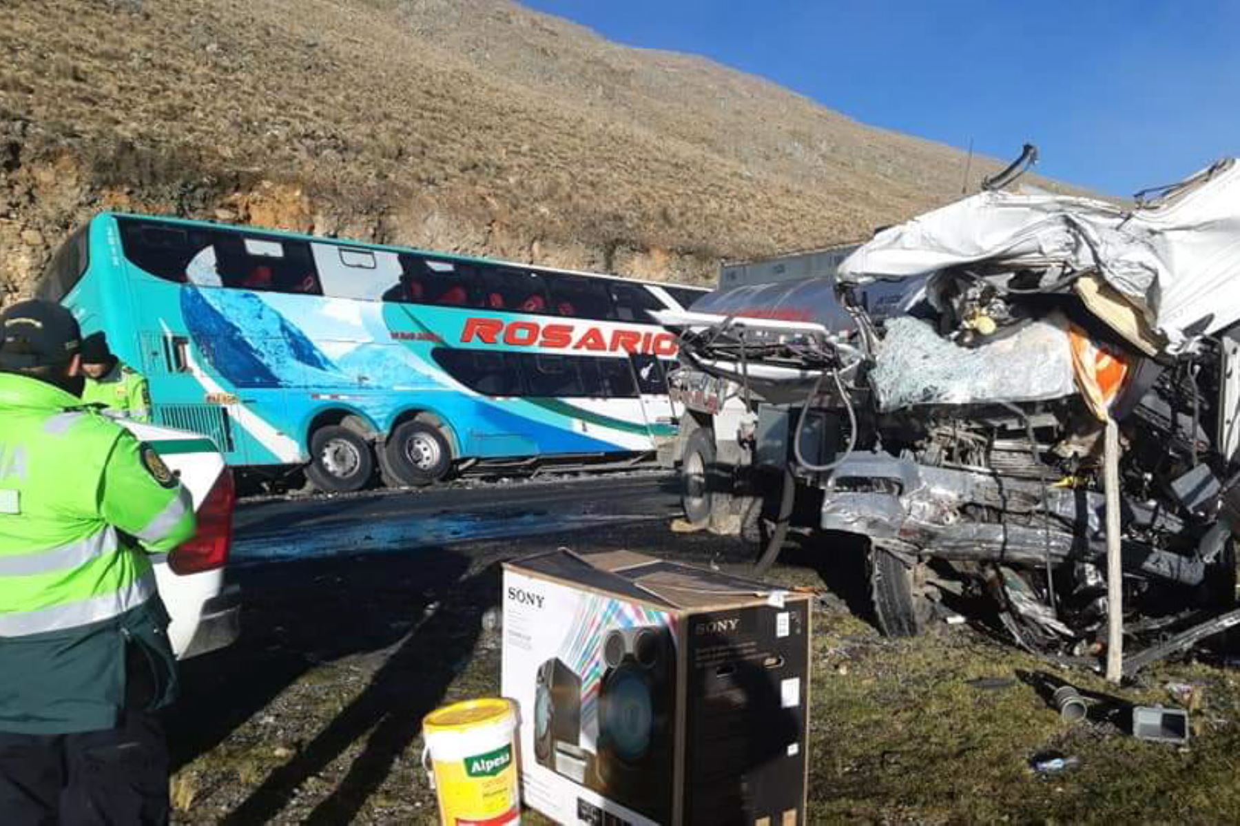 Un ómnibus interprovincial de la empresa de Transportes Rosario chocó hoy con un camión cisterna de combustible en la vía Pativilca-Huaraz.