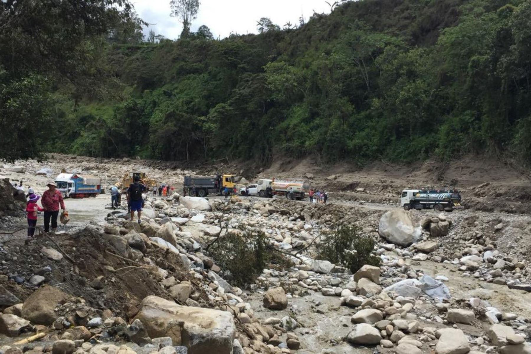 Se restableció el tránsito de vehículos pesados por un pase provisional a través de un badén en sentido Cusco-Quillabamba.