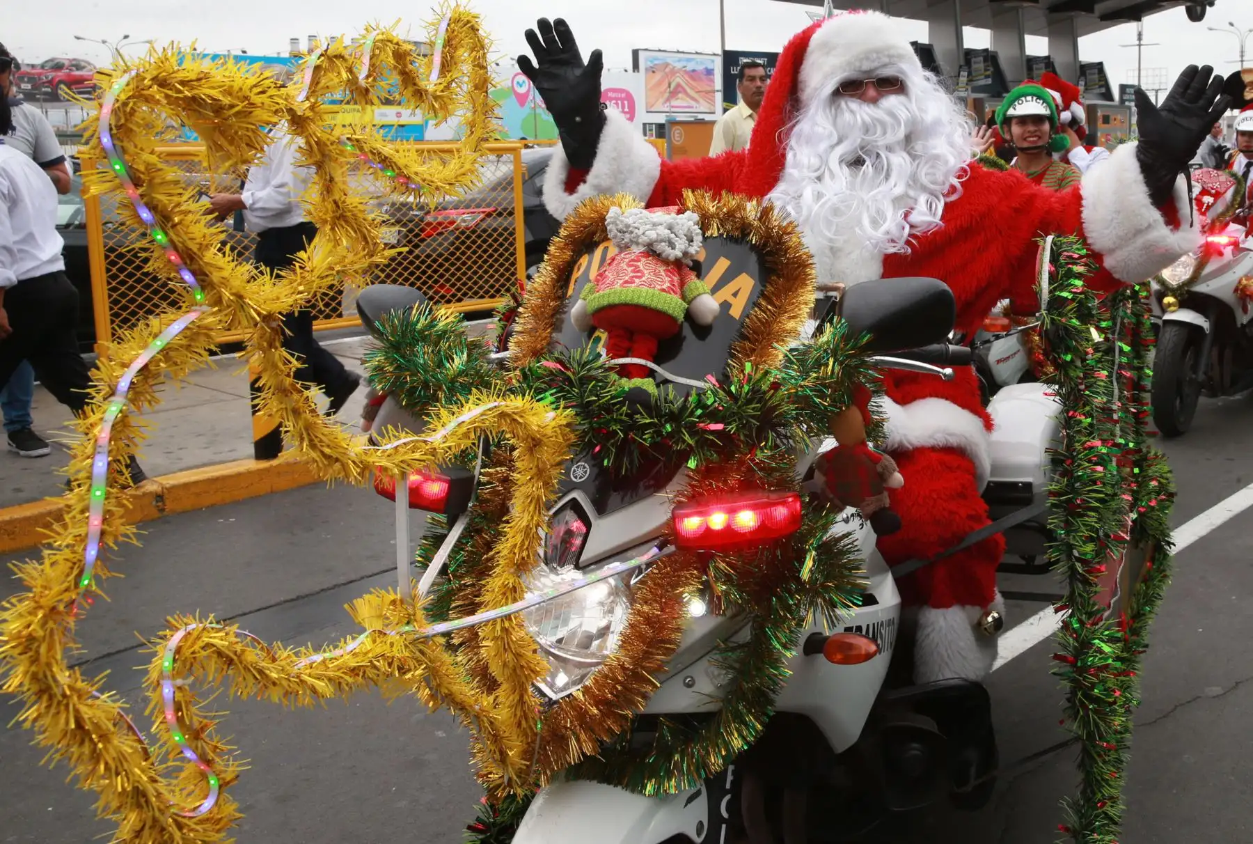 Efectivos se disfrazaron de Papá Noel y brindaron espectáculos  en el aeropuerto  Internacional Jorge Chávez Foto: ANDINA/Norman Córdova