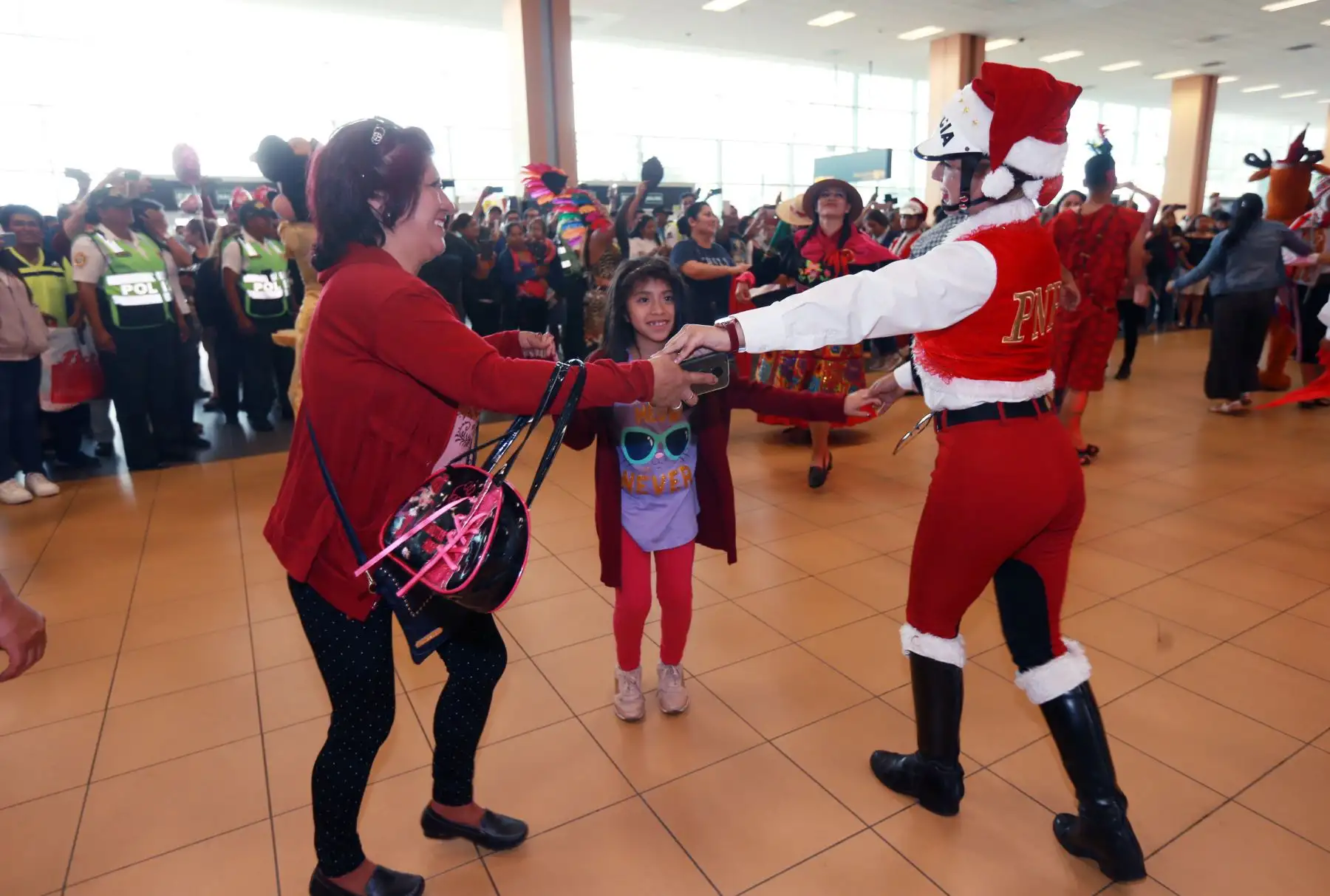 Efectivos se disfrazaron de Papà Noel y brindaron espectáculos  en el aeropuerto  Internacional Jorge Chávez Foto: ANDINA/Norman Córdova