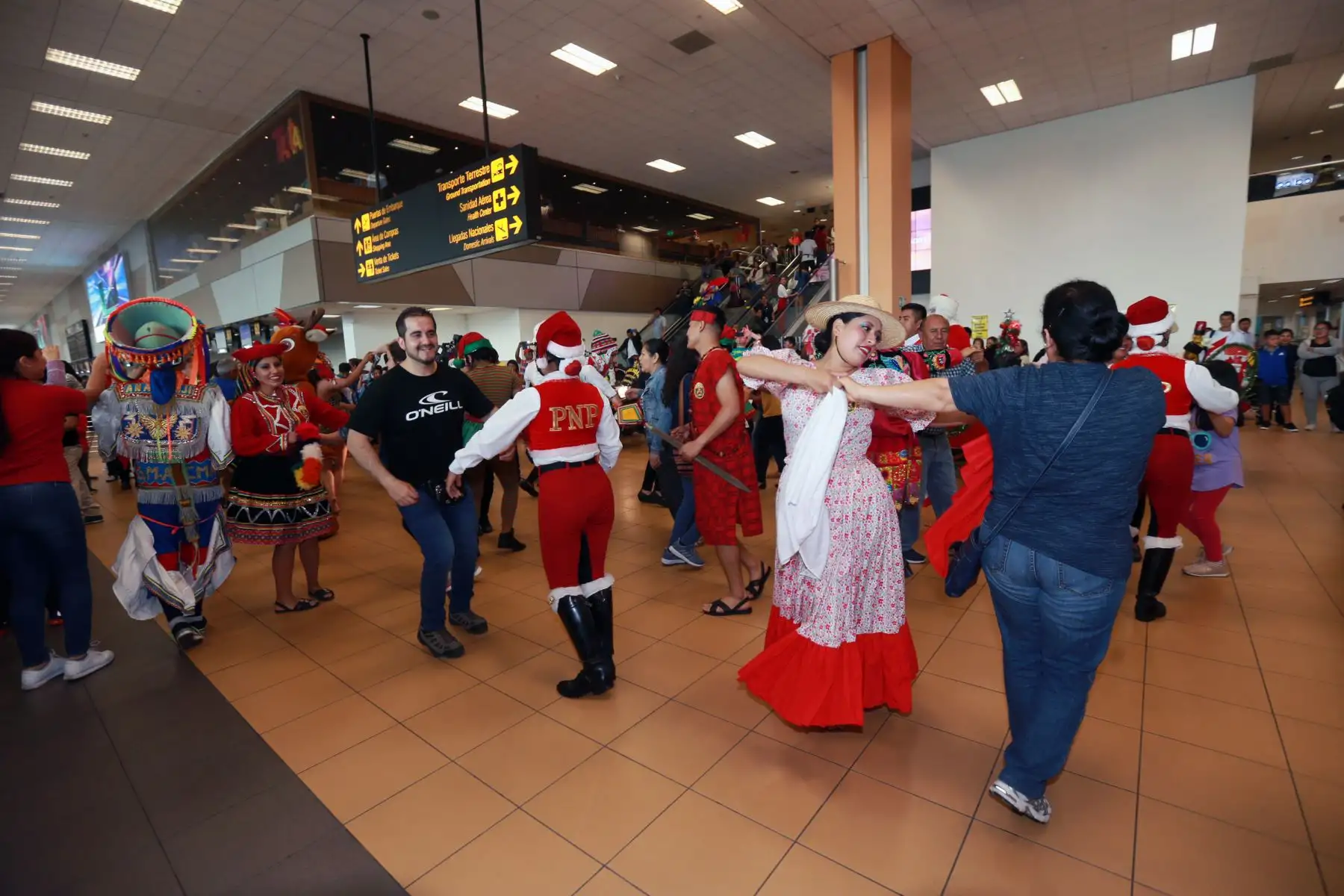 Efectivos se disfrazaron de Papà Noel y brindaron espectáculos  en el aeropuerto  Internacional Jorge Chávez Foto: ANDINA/Norman Córdova