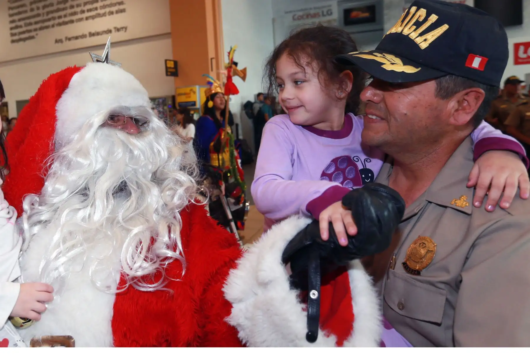 Efectivos se disfrazaron de Papá Noel y brindaron espectáculos  en el aeropuerto  Internacional Jorge Chávez Foto: ANDINA/Norman Córdova