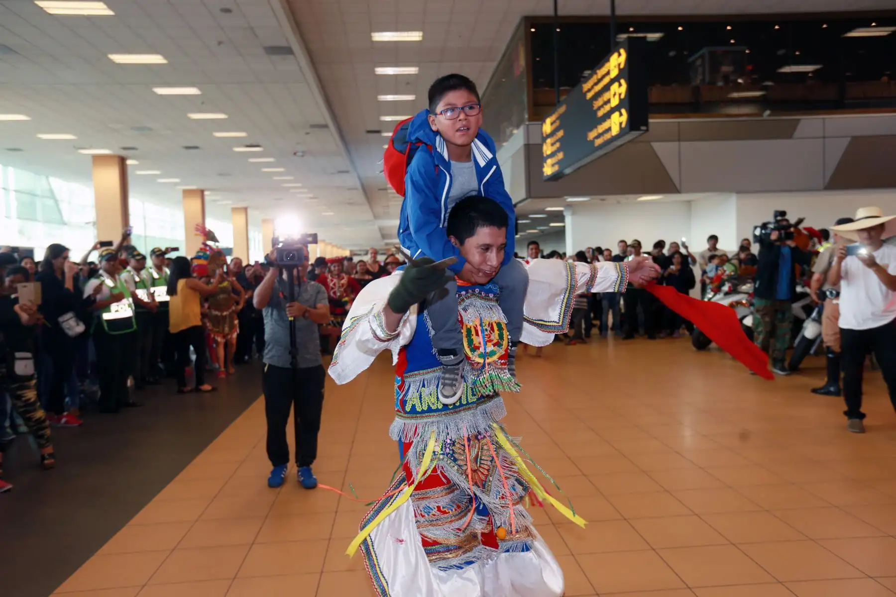Efectivos se disfrazaron de Papa Noel y brindaron espectáculos  en el aeropuerto  Internacional Jorge Chávez Foto: ANDINA/Norman Córdova