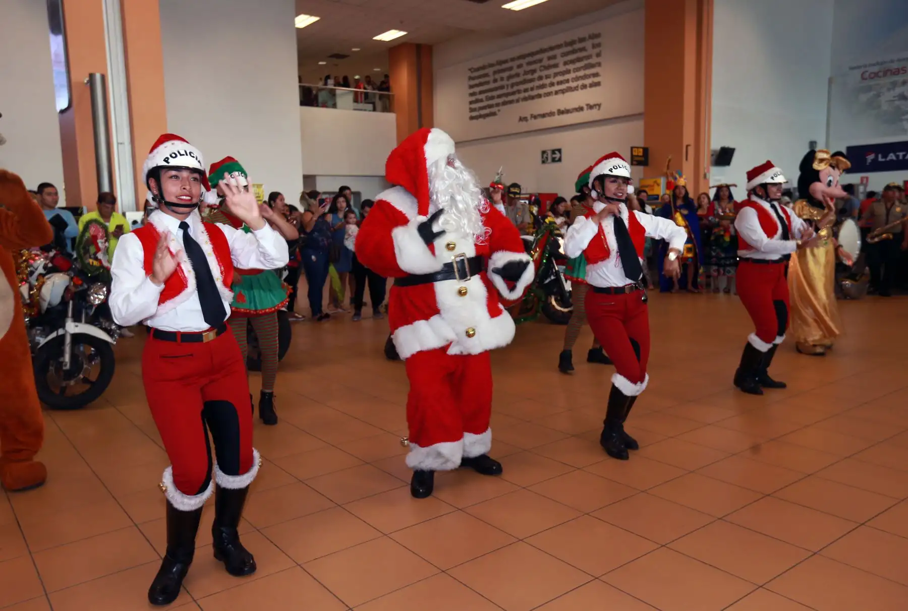 Efectivos se disfrazaron de Papà Noel y brindaron espectáculos  en el aeropuerto  Internacional Jorge Chávez Foto: ANDINA/Norman Córdova