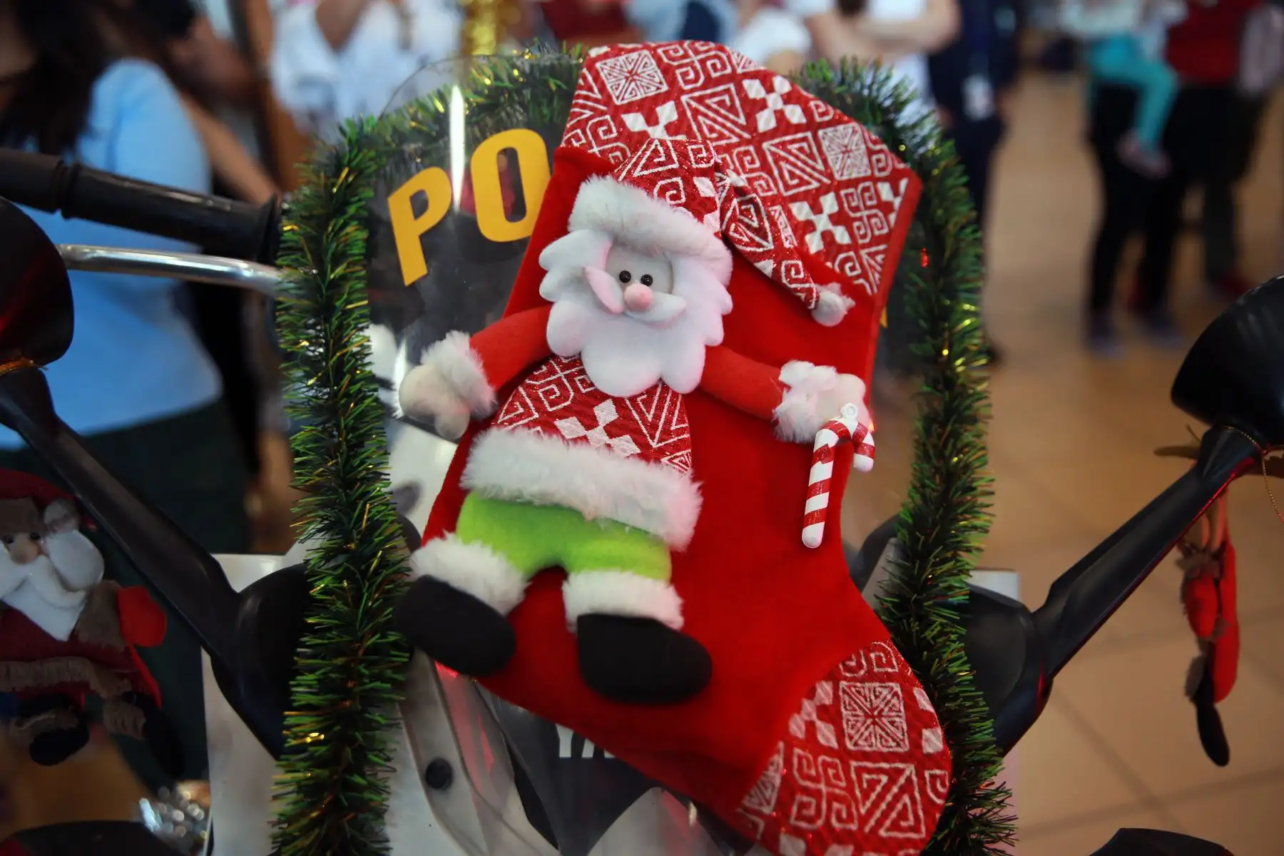 Efectivos se disfrazaron de Papà Noel y brindaron espectáculos  en el aeropuerto  Internacional Jorge Chávez Foto: ANDINA/Norman Córdova
