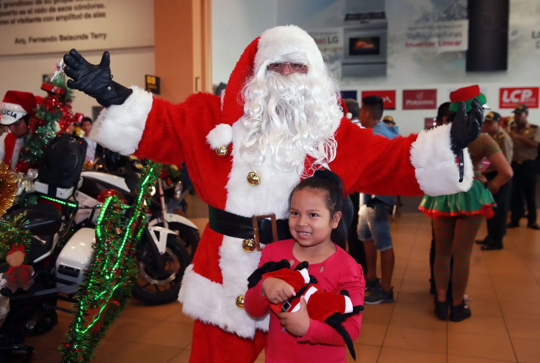 Efectivos se disfrazaron de Papà  Noel y brindaron espectáculos  en el aeropuerto  Internacional Jorge Chávez Foto: ANDINA/Norman Córdova