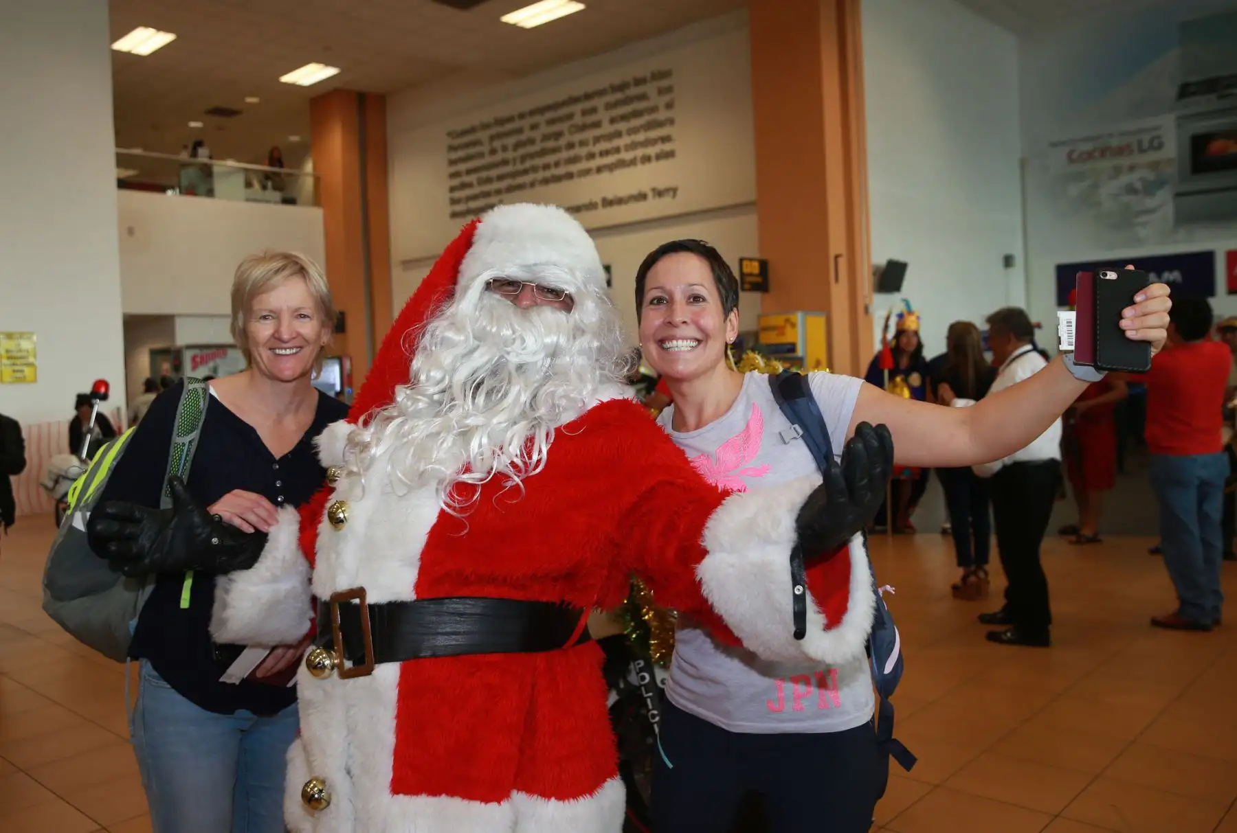 Efectivos se disfrazaron de Papá Noel y brindaron espectáculos  en el aeropuerto  Internacional Jorge Chávez Foto: ANDINA/Norman Córdova