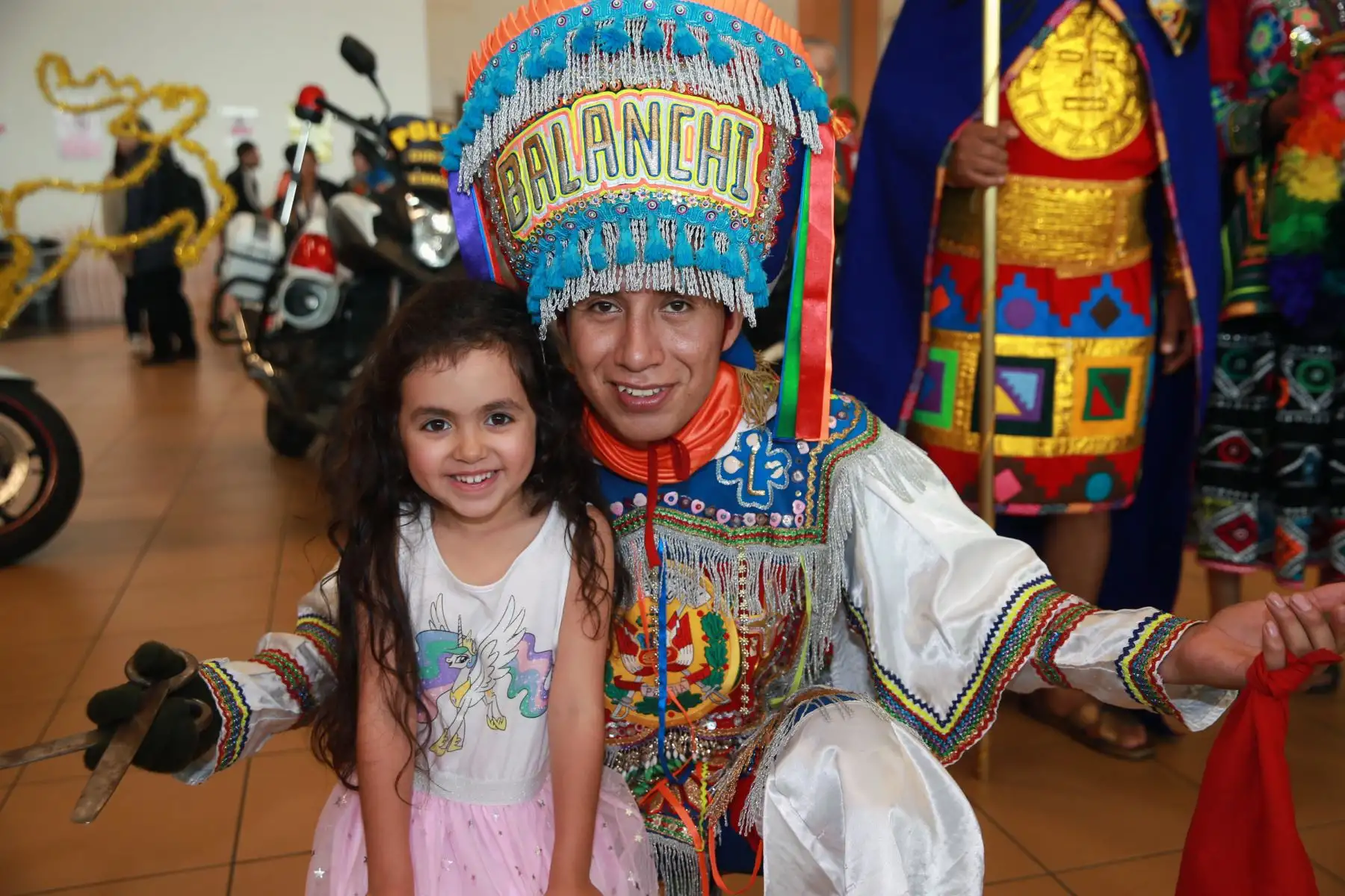 Efectivos se disfrazaron de Papá Noel y brindaron espectáculos  en el aeropuerto  Internacional Jorge Chávez Foto: ANDINA/Norman Córdova