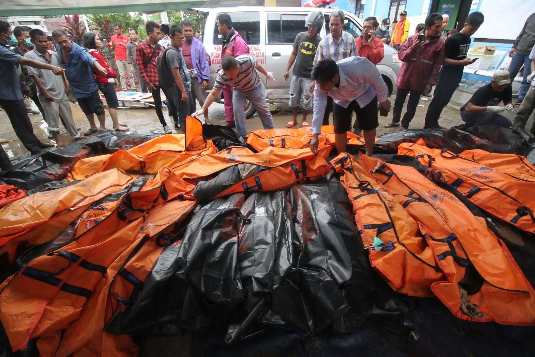 Más de 220 personas murieron y cientos resultaron heridas en un tsunami provocado por una erupción volcánica, en Indonesia, la noche del sábado, sembrando el pánico entre viajeros y habitantes.Foto: ANDINA/AFP