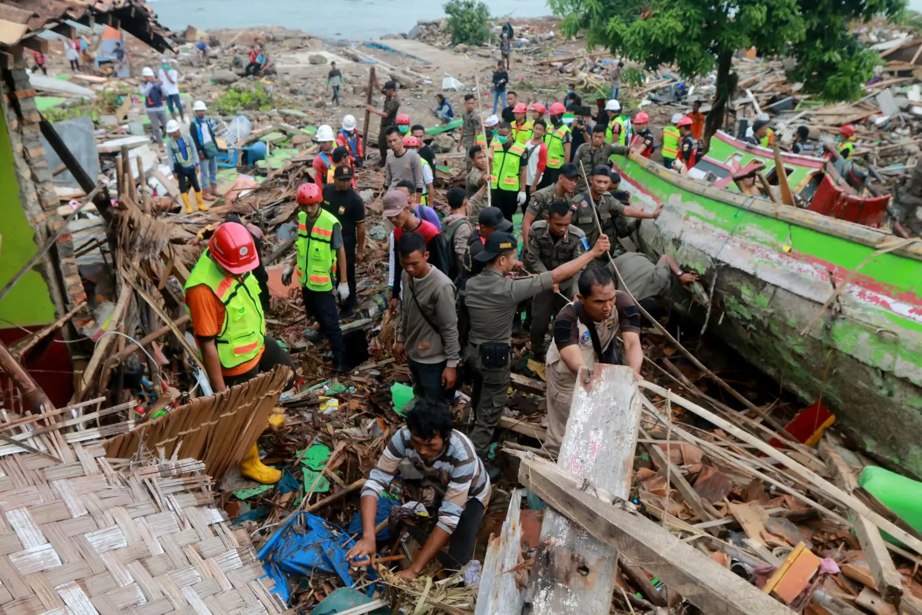 Más de 220 personas murieron y cientos resultaron heridas en un tsunami provocado por una erupción volcánica, en Indonesia, la noche del sábado, sembrando el pánico entre viajeros y habitantes.Foto: ANDINA/AFP