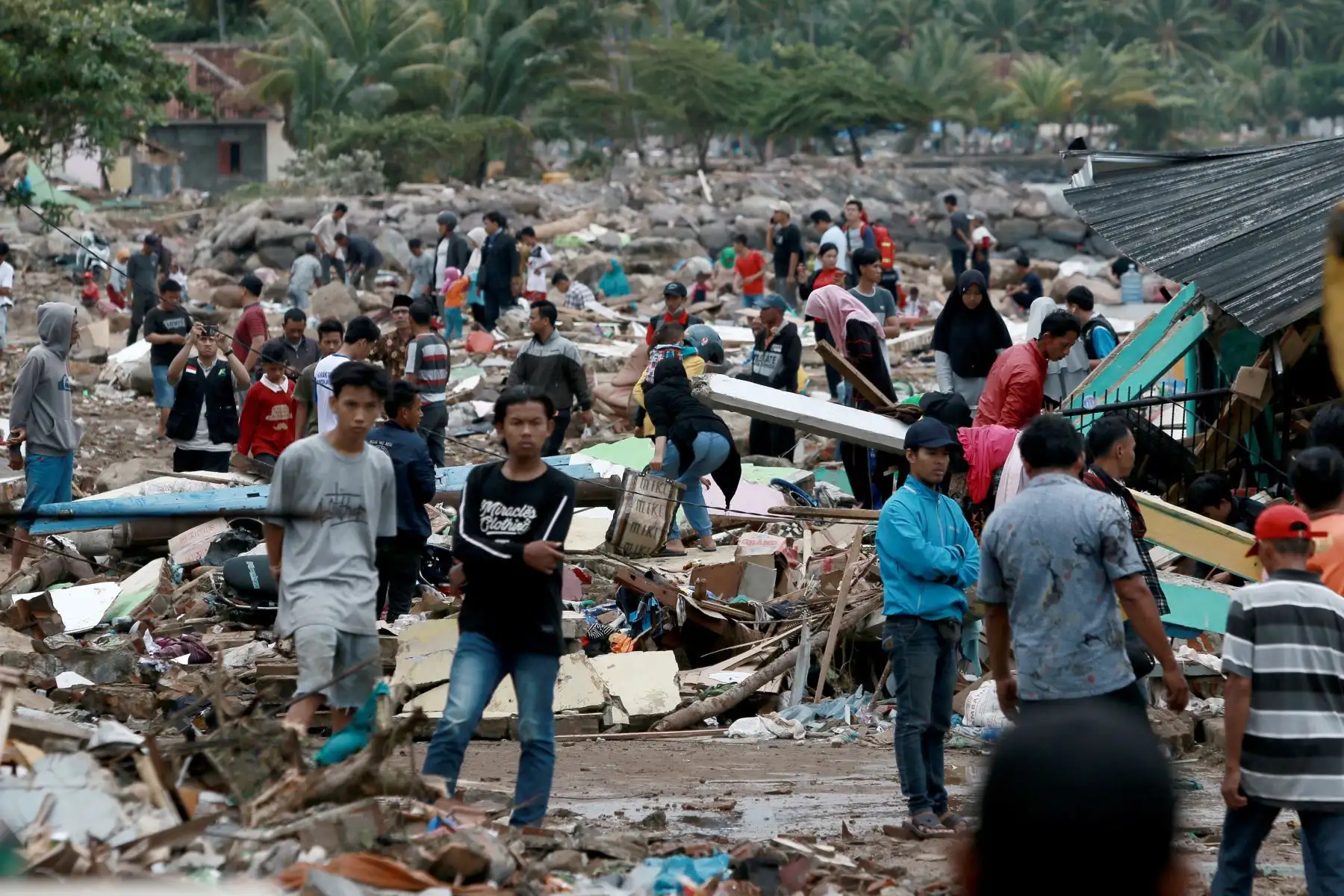 Más de 220 personas murieron y cientos resultaron heridas en un tsunami provocado por una erupción volcánica, en Indonesia, la noche del sábado, sembrando el pánico entre viajeros y habitantes.Foto: ANDINA/AFP