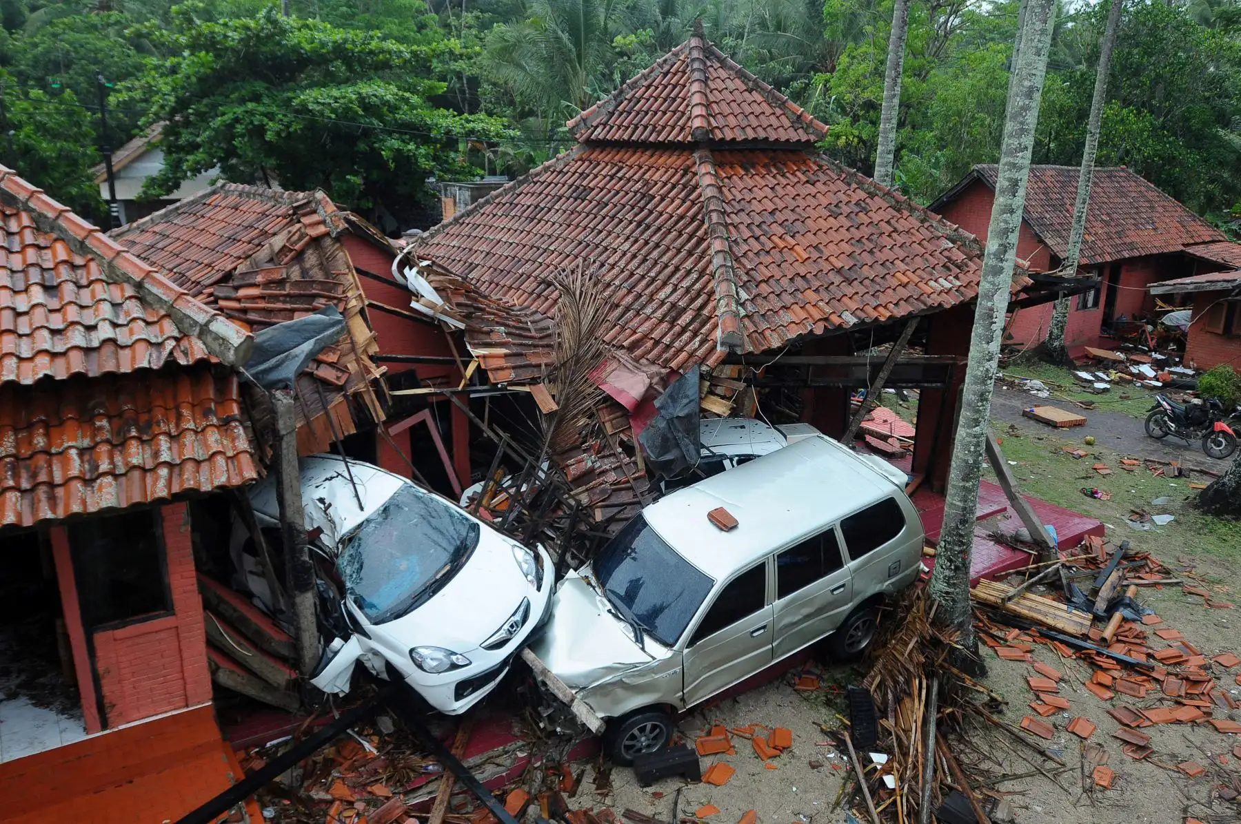 Más de 220 personas murieron y cientos resultaron heridas en un tsunami provocado por una erupción volcánica, en Indonesia, la noche del sábado, sembrando el pánico entre viajeros y habitantes.Foto: ANDINA/AFP