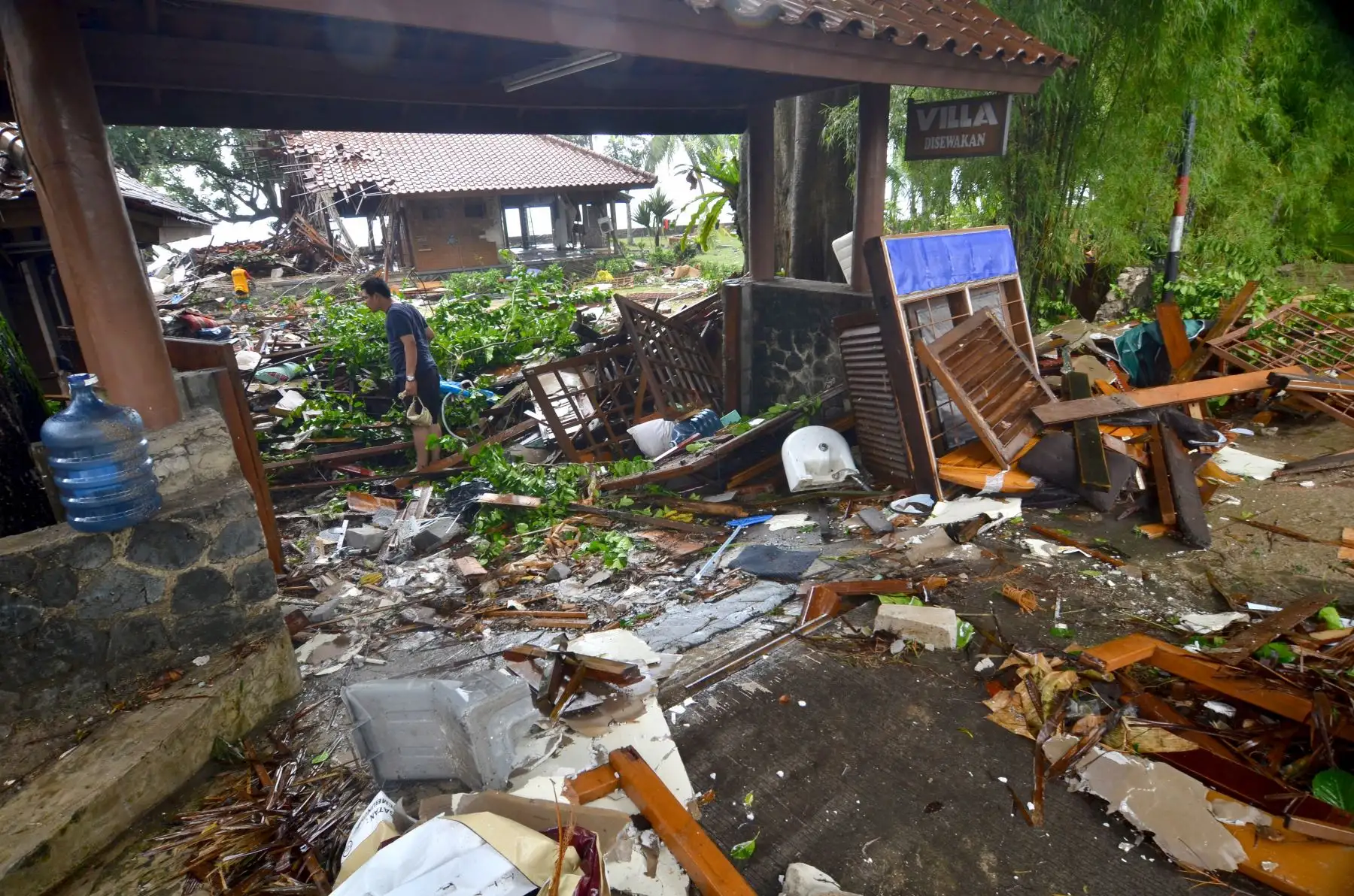 Más de 220 personas murieron y cientos resultaron heridas en un tsunami provocado por una erupción volcánica, en Indonesia, la noche del sábado, sembrando el pánico entre viajeros y habitantes.Foto: ANDINA/AFP