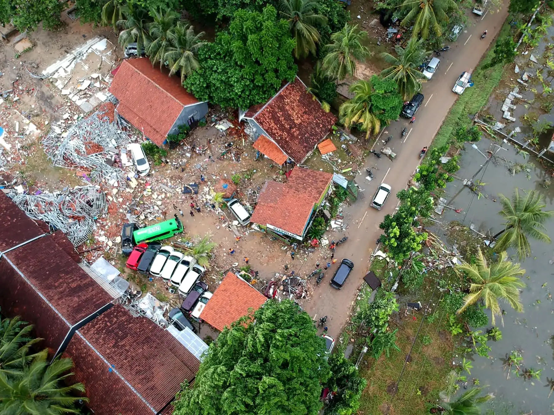 Más de 220 personas murieron y cientos resultaron heridas en un tsunami provocado por una erupción volcánica, en Indonesia, la noche del sábado, sembrando el pánico entre viajeros y habitantes.Foto: ANDINA/AFP