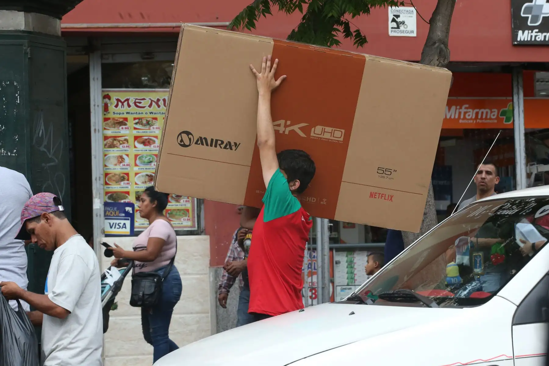 Los locales y zonas comerciales de la capital se han visto abarrotados de personas en los últimos días para realizar las denominadas “compras de último momento” por Navidad.
Foto: ANDINA/Vidal Tarqui