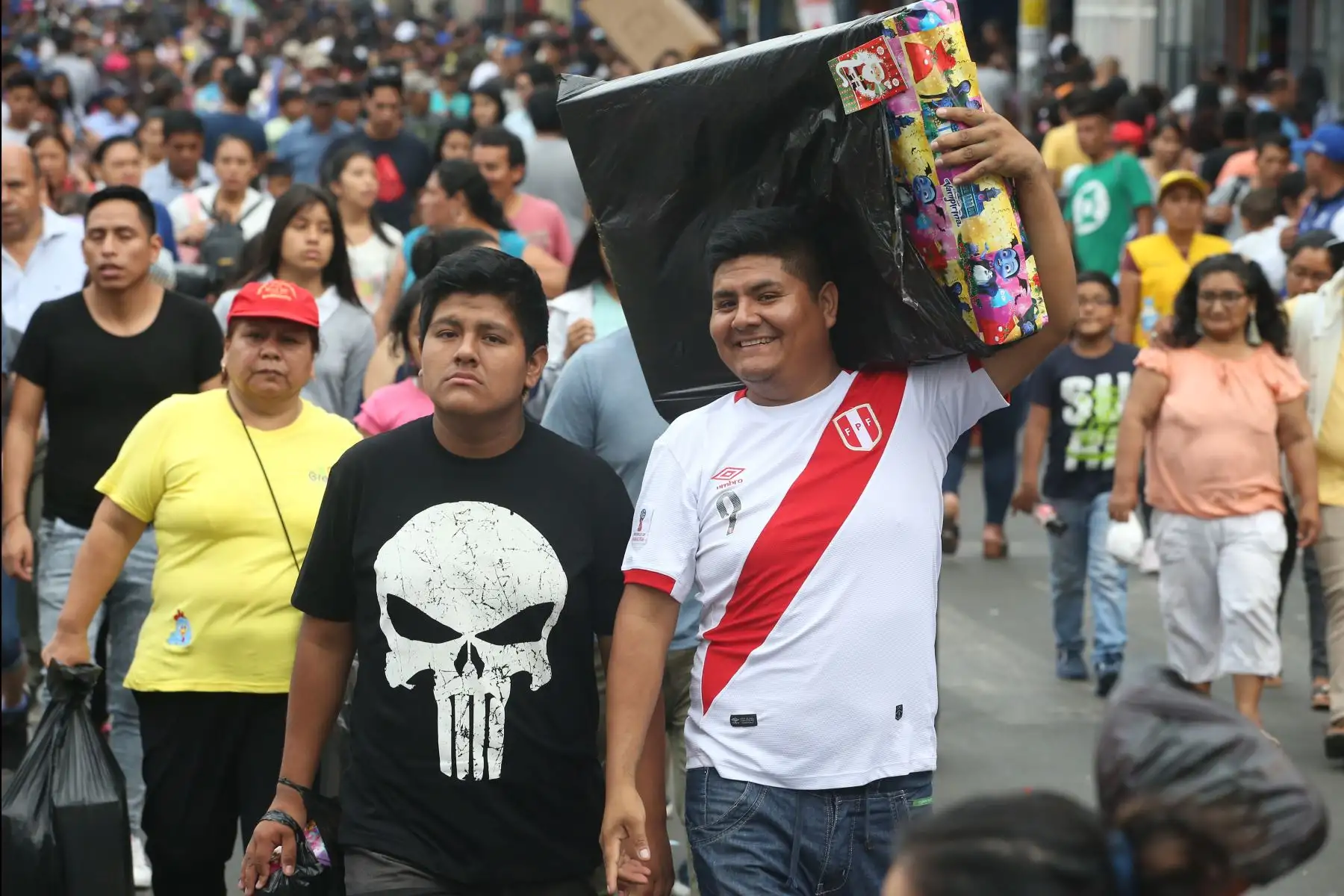 Los locales y zonas comerciales de la capital se han visto abarrotados de personas en los últimos días para realizar las denominadas “compras de último momento” por Navidad.
Foto: ANDINA/Vidal Tarqui