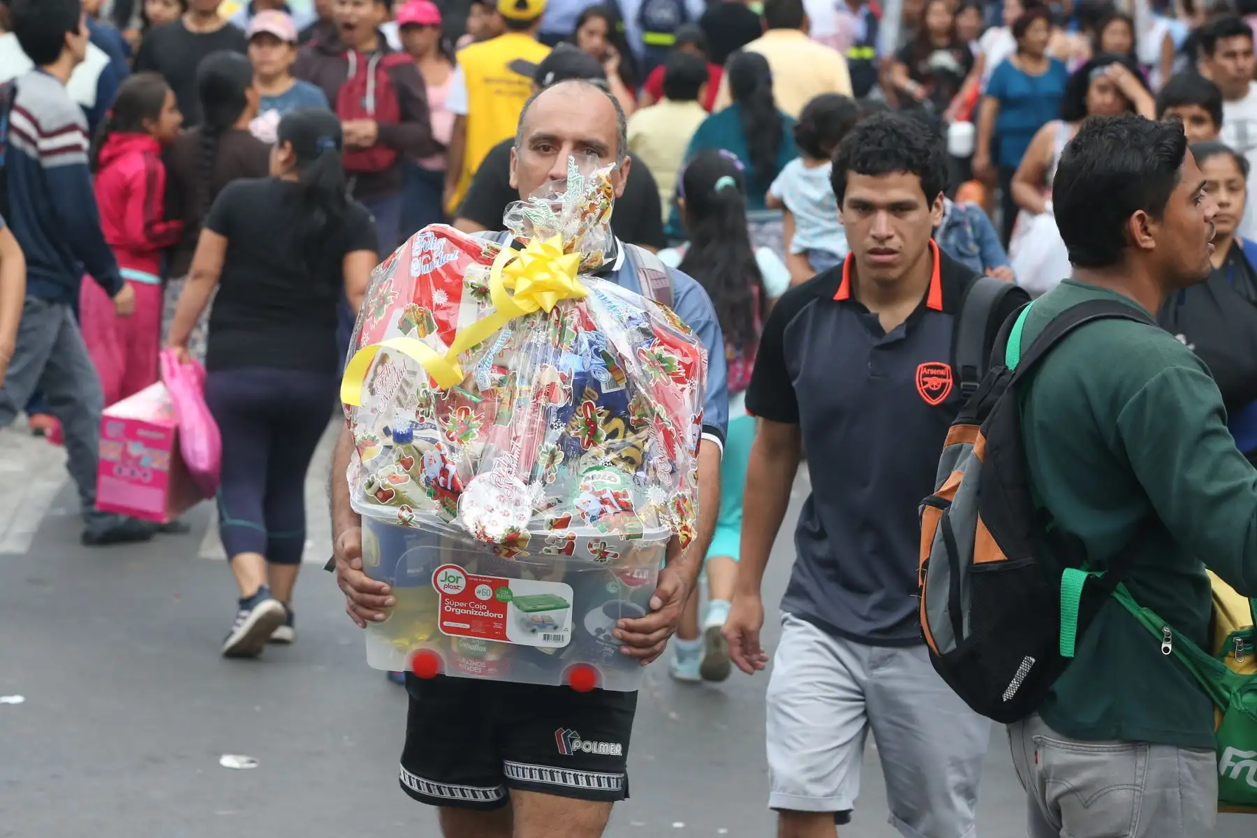 Los locales y zonas comerciales de la capital se han visto abarrotados de personas en los últimos días para realizar las denominadas “compras de último momento” por Navidad.
Foto: ANDINA/Vidal Tarqui