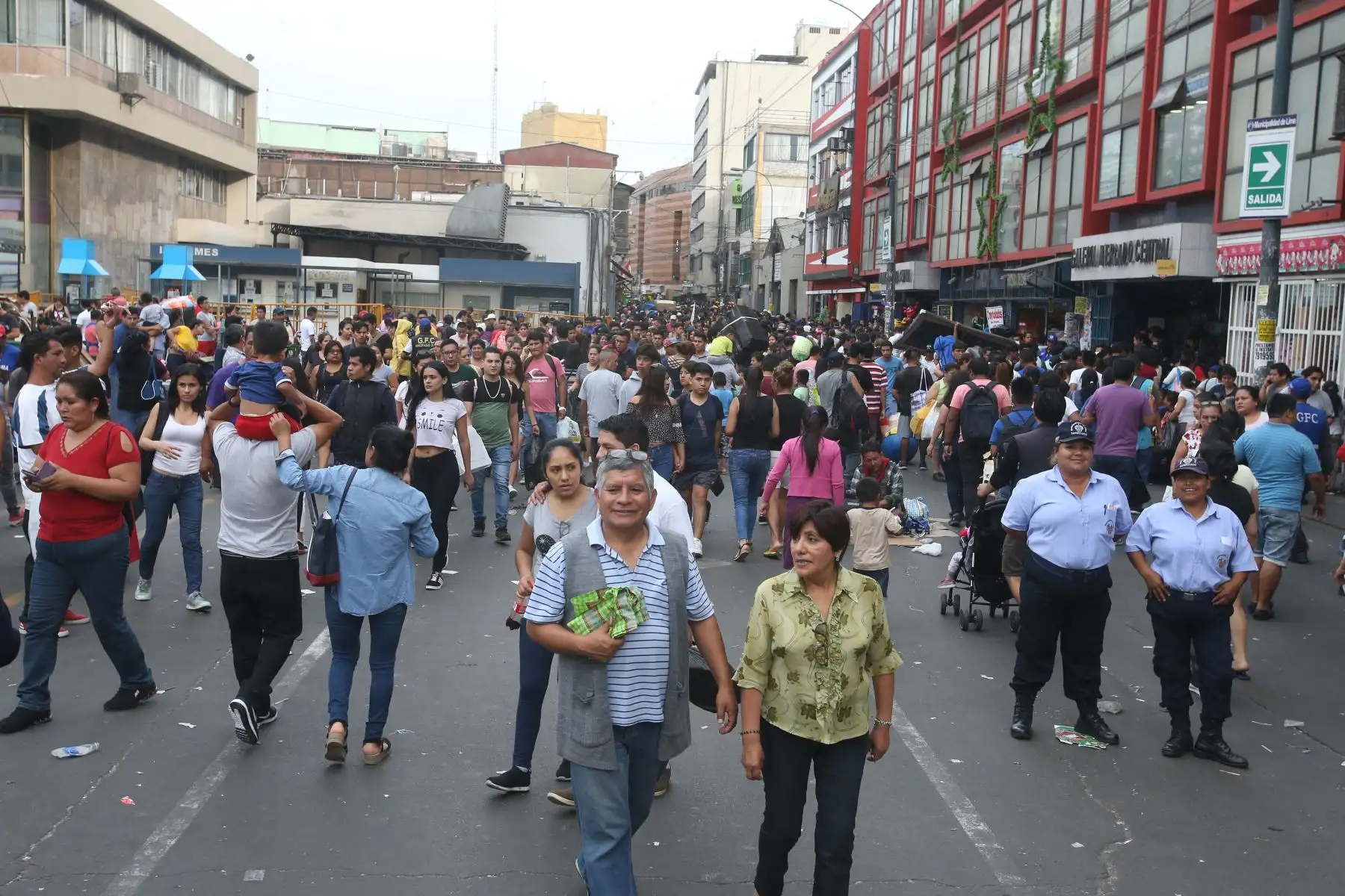 Los locales y zonas comerciales de la capital se han visto abarrotados de personas en los últimos días para realizar las denominadas “compras de último momento” por Navidad.
Foto: ANDINA/Vidal Tarqui