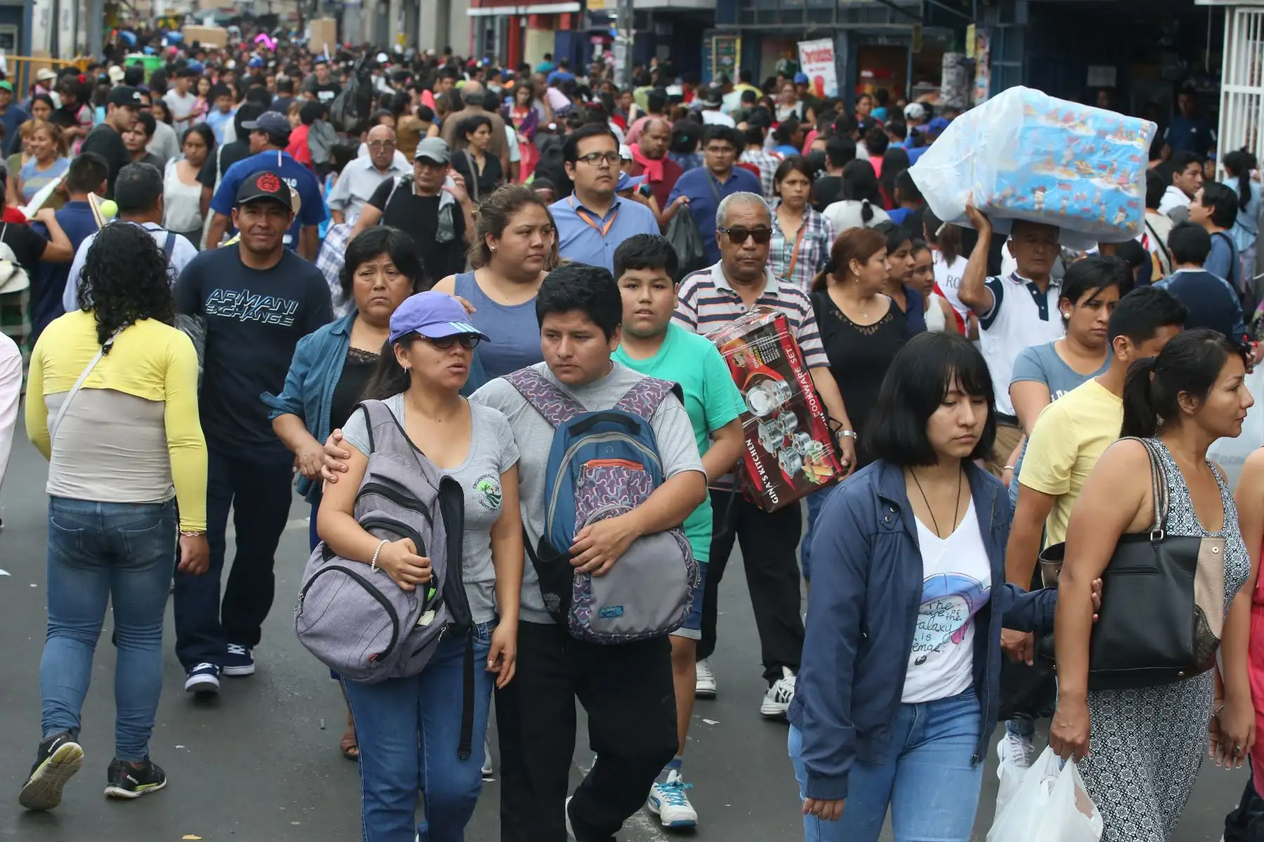 Los locales y zonas comerciales de la capital se han visto abarrotados de personas en los últimos días para realizar las denominadas “compras de último momento” por Navidad.
Foto: ANDINA/Vidal Tarqui