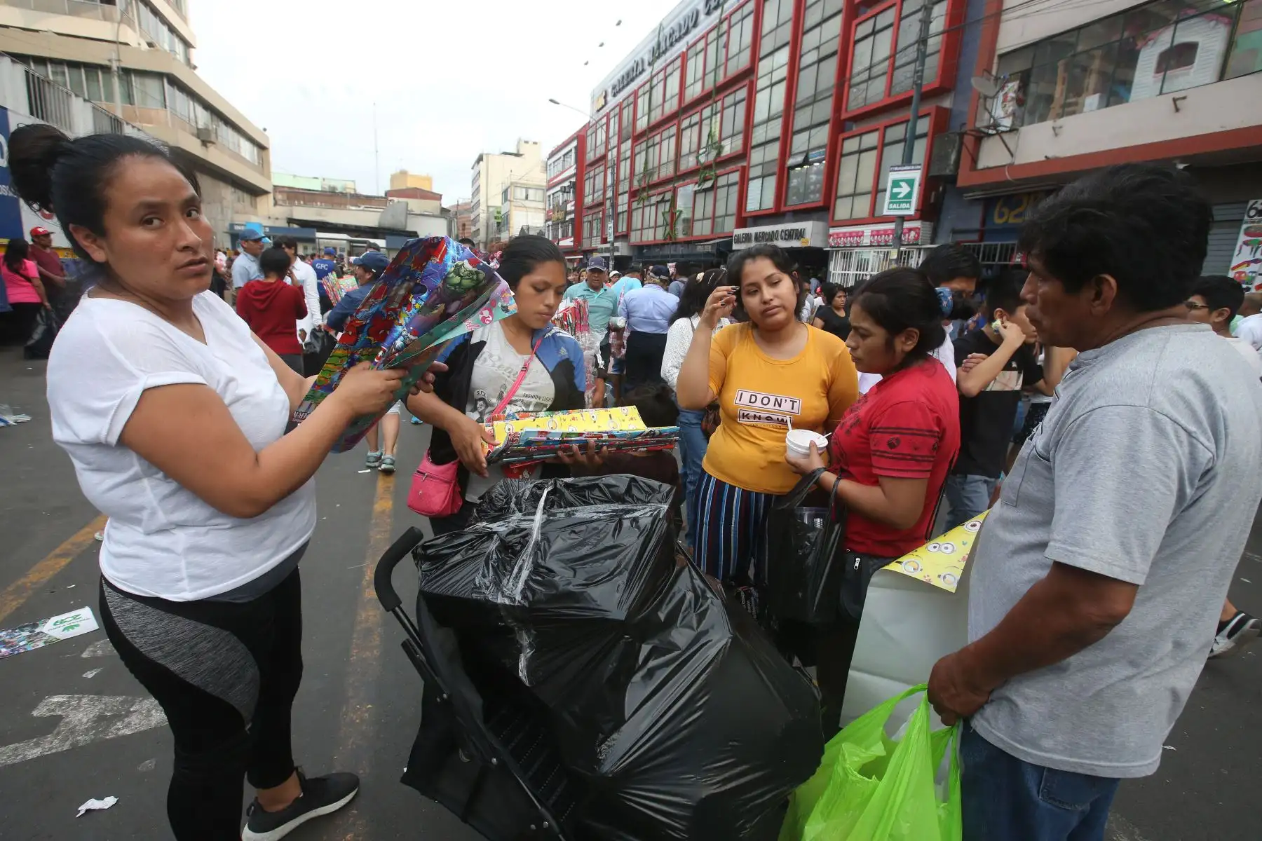 Los locales y zonas comerciales de la capital se han visto abarrotados de personas en los últimos días para realizar las denominadas “compras de último momento” por Navidad.
Foto: ANDINA/Vidal Tarqui