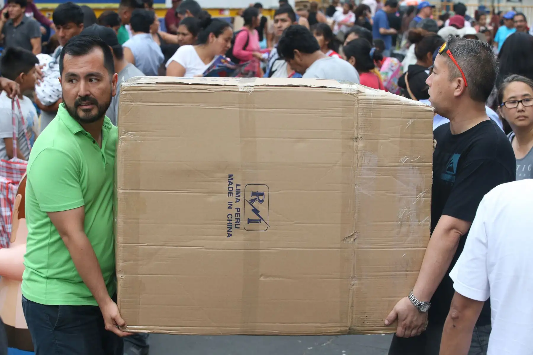 Los locales y zonas comerciales de la capital se han visto abarrotados de personas en los últimos días para realizar las denominadas “compras de último momento” por Navidad.
Foto: ANDINA/Vidal Tarqui