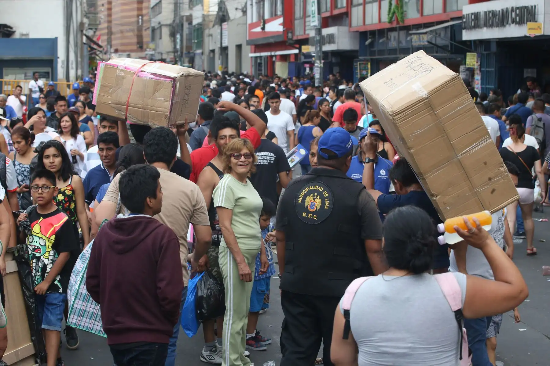 Los locales y zonas comerciales de la capital se han visto abarrotados de personas en los últimos días para realizar las denominadas “compras de último momento” por Navidad.
Foto: ANDINA/Vidal Tarqui
