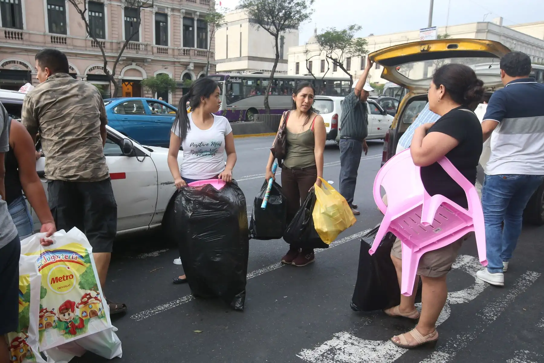 Los locales y zonas comerciales de la capital se han visto abarrotados de personas en los últimos días para realizar las denominadas “compras de último momento” por Navidad.
Foto: ANDINA/Vidal Tarqui