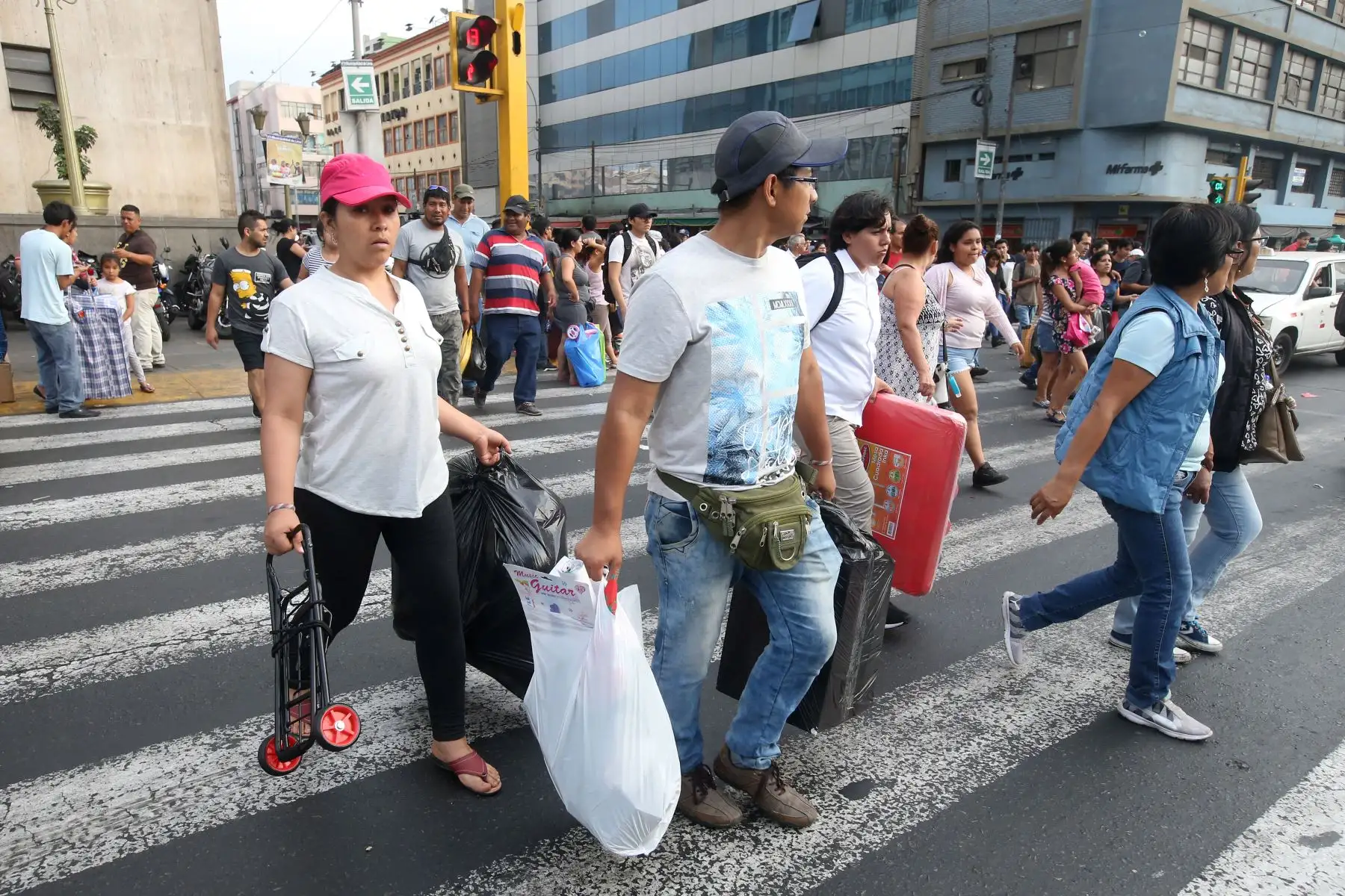 Los locales y zonas comerciales de la capital se han visto abarrotados de personas en los últimos días para realizar las denominadas “compras de último momento” por Navidad.
Foto: ANDINA/Vidal Tarqui