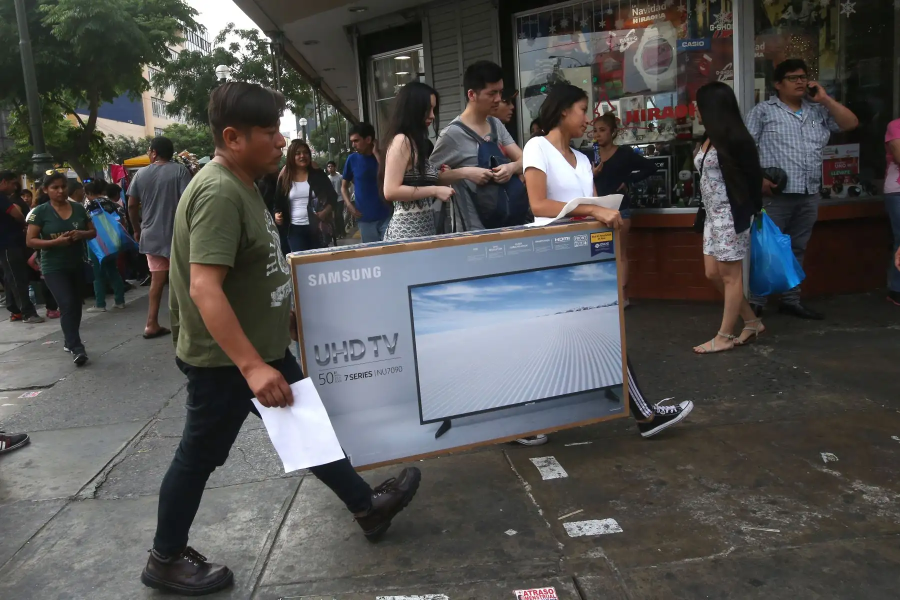 Los locales y zonas comerciales de la capital se han visto abarrotados de personas en los últimos días para realizar las denominadas “compras de último momento” por Navidad.
Foto: ANDINA/Vidal Tarqui
