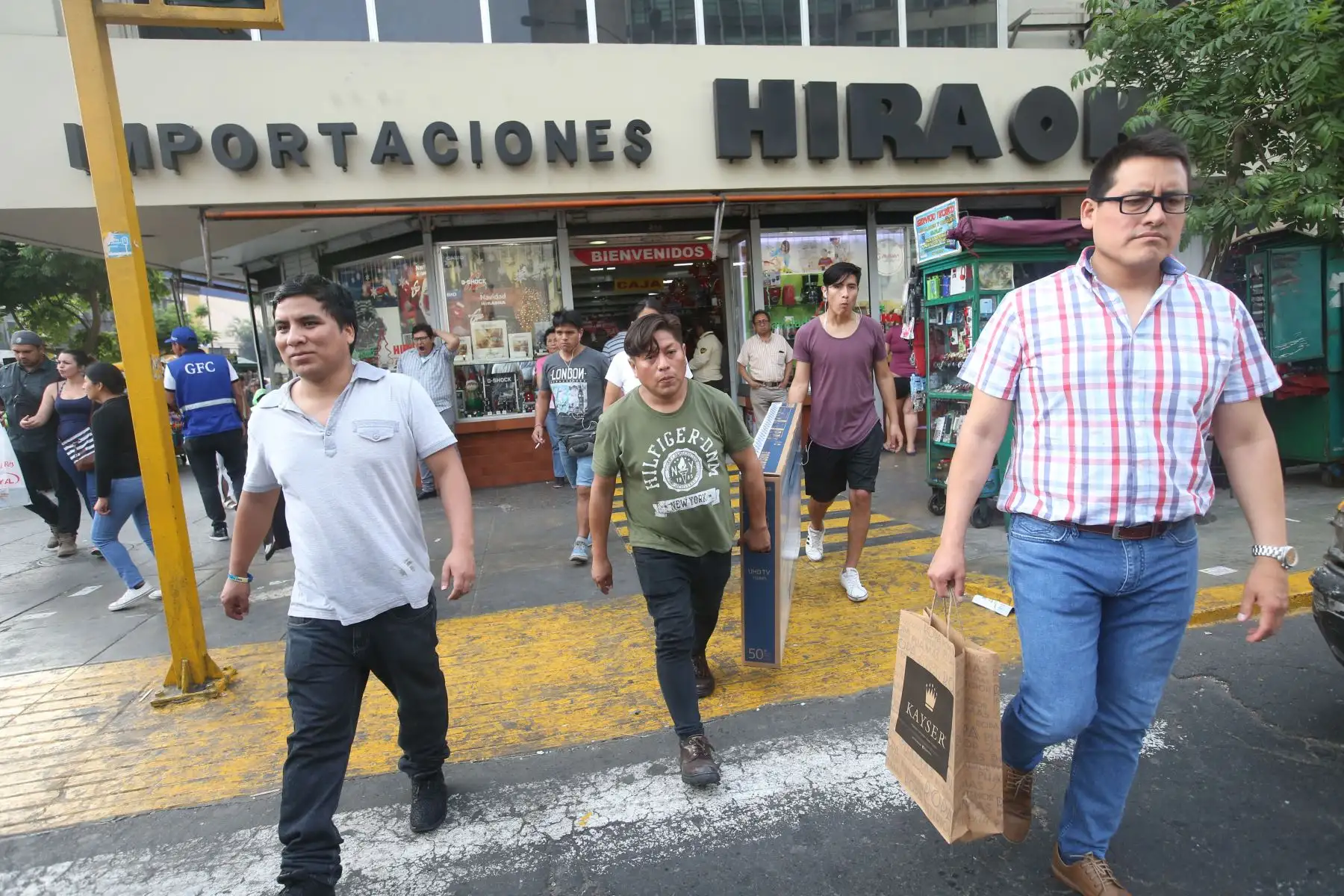 Los locales y zonas comerciales de la capital se han visto abarrotados de personas en los últimos días para realizar las denominadas “compras de último momento” por Navidad.
Foto: ANDINA/Vidal Tarqui