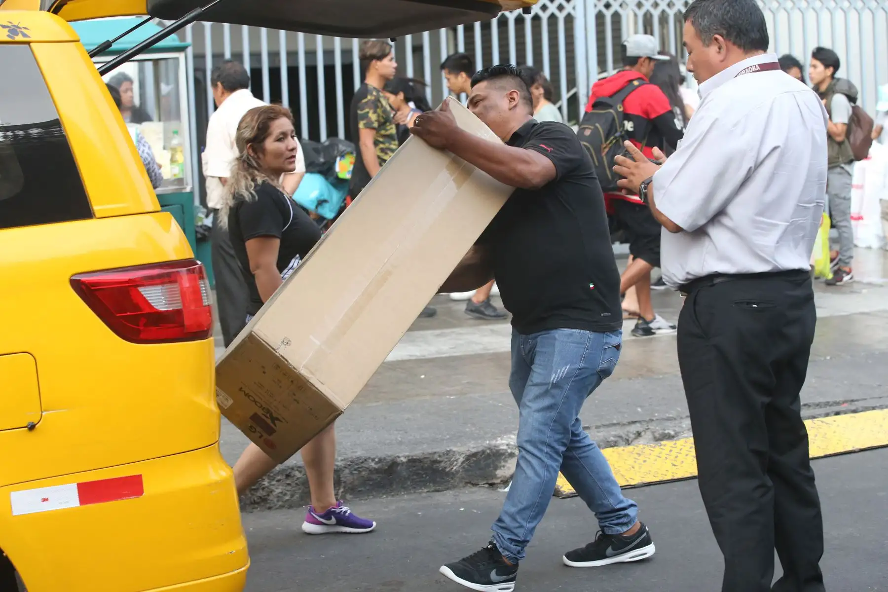 Los locales y zonas comerciales de la capital se han visto abarrotados de personas en los últimos días para realizar las denominadas “compras de último momento” por Navidad.
Foto: ANDINA/Vidal Tarqui