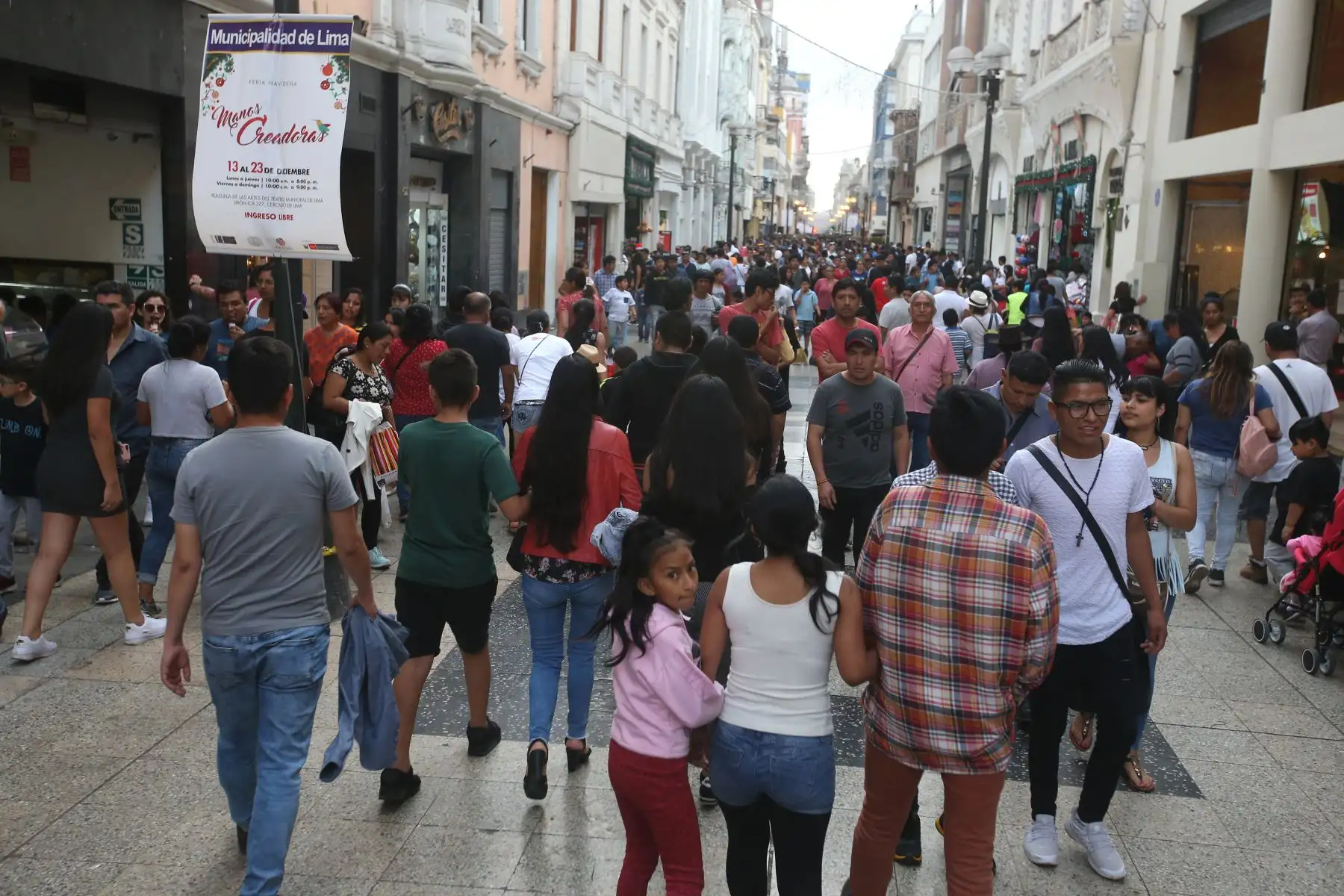 Los locales y zonas comerciales de la capital se han visto abarrotados de personas en los últimos días para realizar las denominadas “compras de último momento” por Navidad.
Foto: ANDINA/Vidal Tarqui
