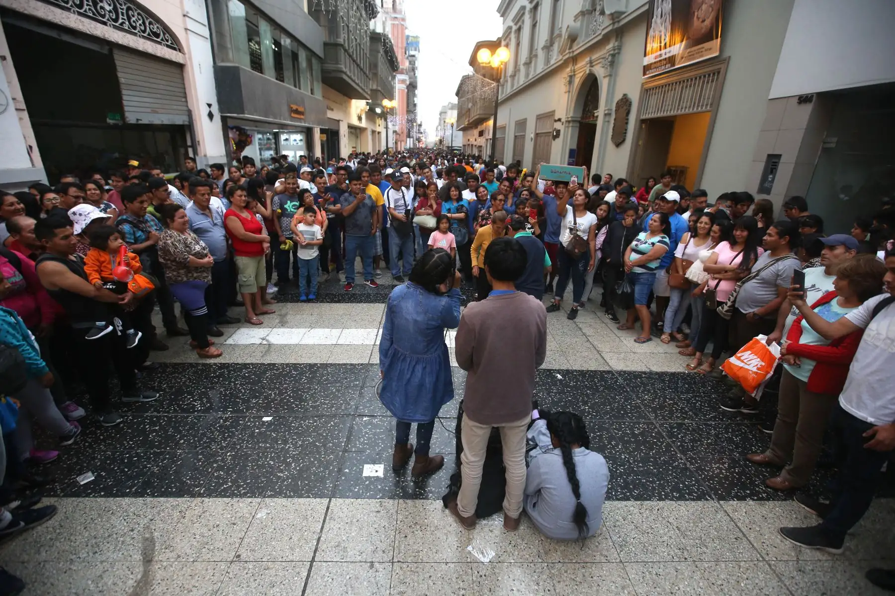 Los locales y zonas comerciales de la capital se han visto abarrotados de personas en los últimos días para realizar las denominadas “compras de último momento” por Navidad.
Foto: ANDINA/Vidal Tarqui
