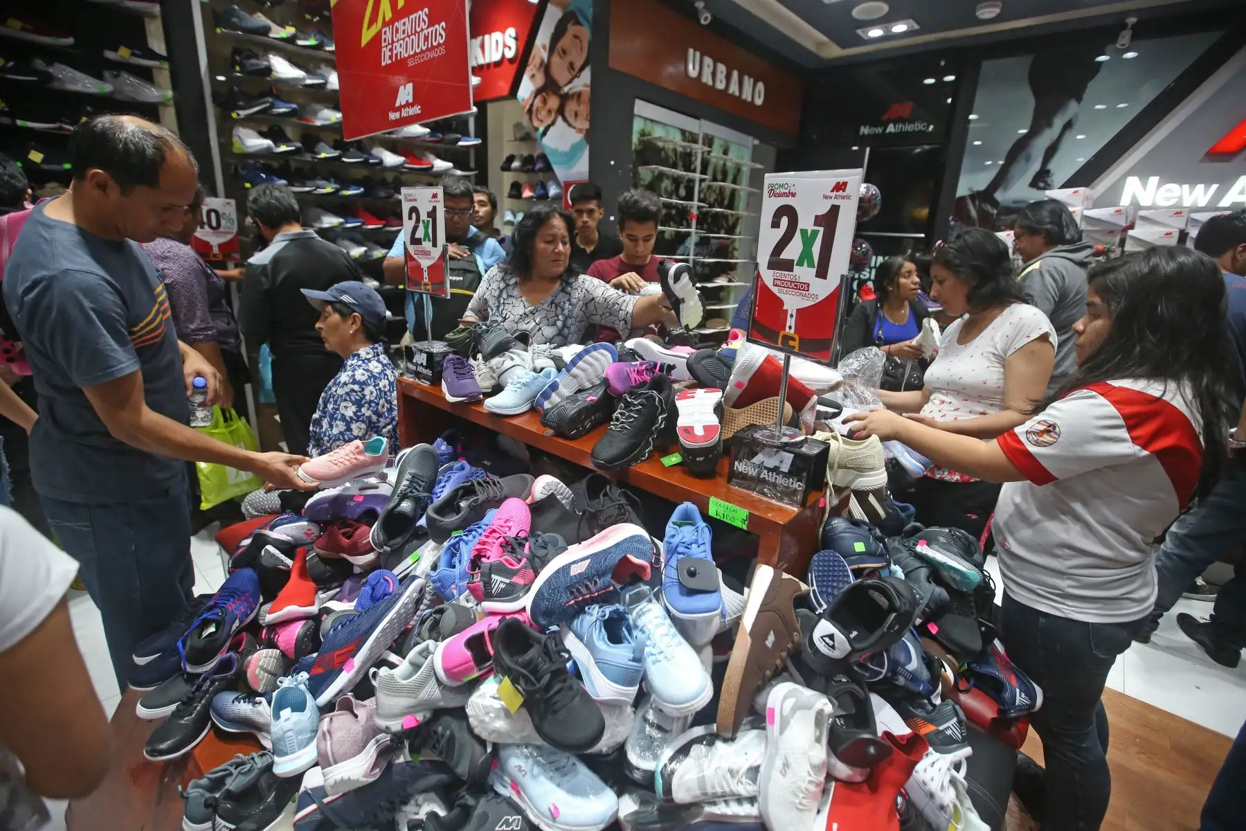 Los locales y zonas comerciales de la capital se han visto abarrotados de personas en los últimos días para realizar las denominadas “compras de último momento” por Navidad.
Foto: ANDINA/Vidal Tarqui