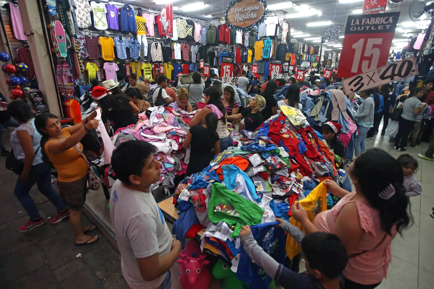Los locales y zonas comerciales de la capital se han visto abarrotados de personas en los últimos días para realizar las denominadas “compras de último momento” por Navidad.
Foto: ANDINA/Vidal Tarqui