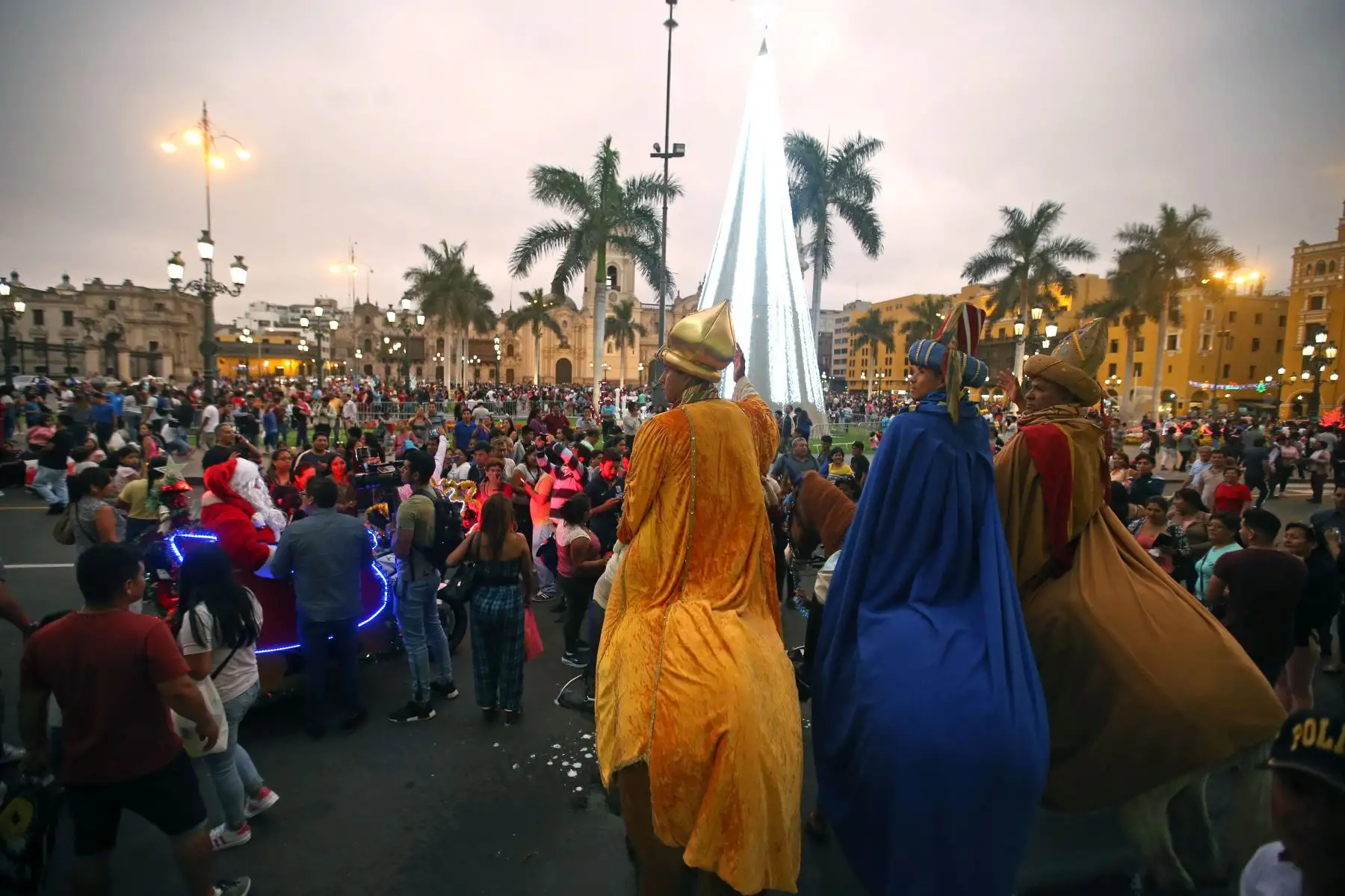 Los locales y zonas comerciales de la capital se han visto abarrotados de personas en los últimos días para realizar las denominadas “compras de último momento” por Navidad.
Foto: ANDINA/Vidal Tarqui