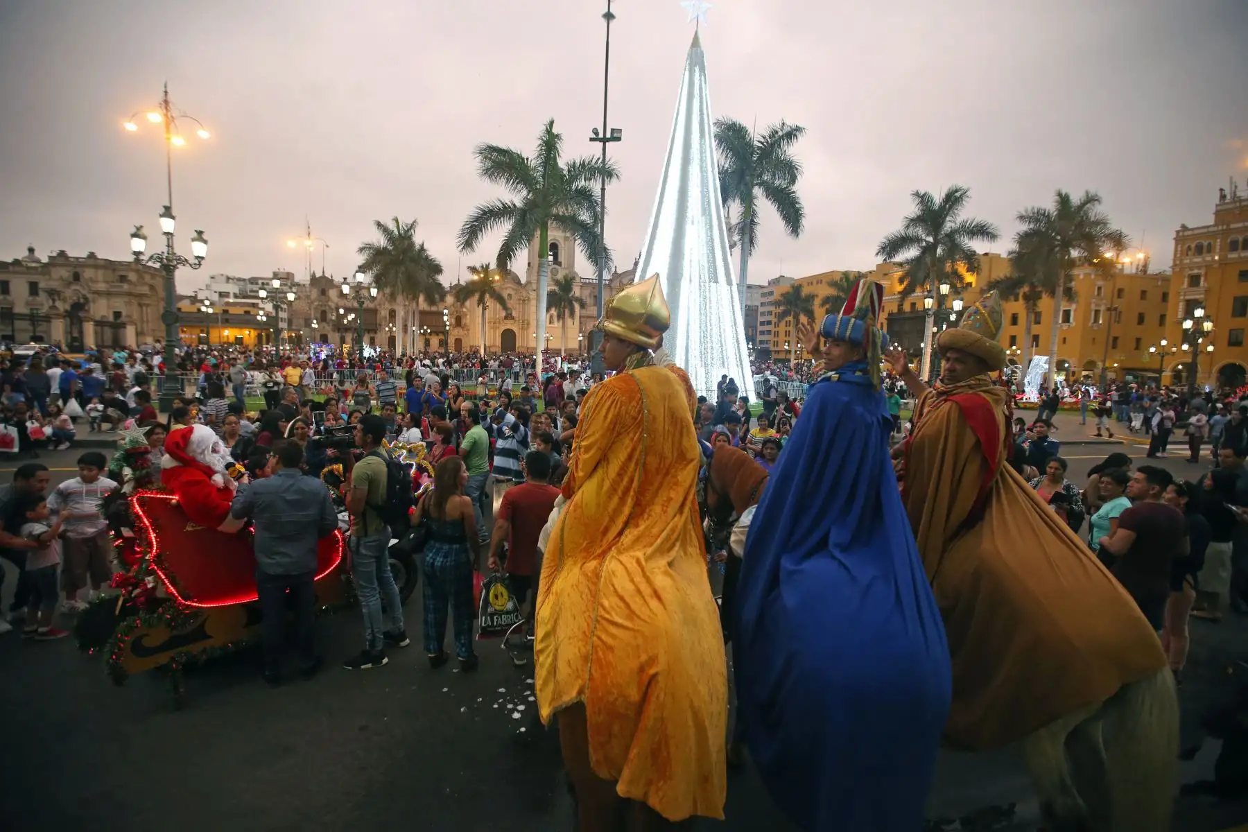 Los locales y zonas comerciales de la capital se han visto abarrotados de personas en los últimos días para realizar las denominadas “compras de último momento” por Navidad.
Foto: ANDINA/Vidal Tarqui