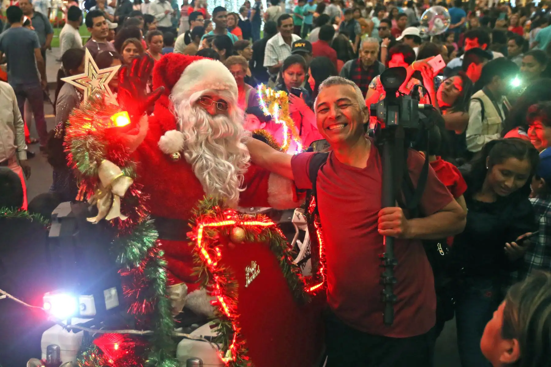 Papá Noel en plaza Mayor de Lima, con personas en los últimos días para realizar las denominadas “compras de último momento” por Navidad.
Foto: ANDINA/Vidal Tarqui