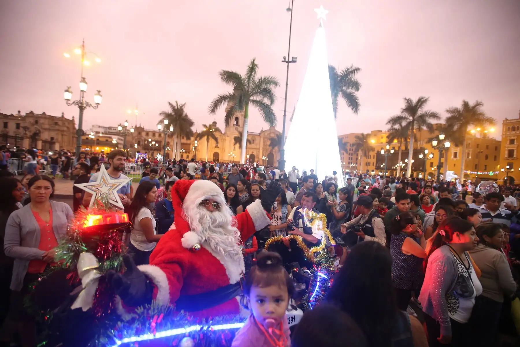 Papá Noel en plaza Mayor de Lima, con personas en los últimos días para realizar las denominadas “compras de último momento” por Navidad.
Foto: ANDINA/Vidal Tarqui