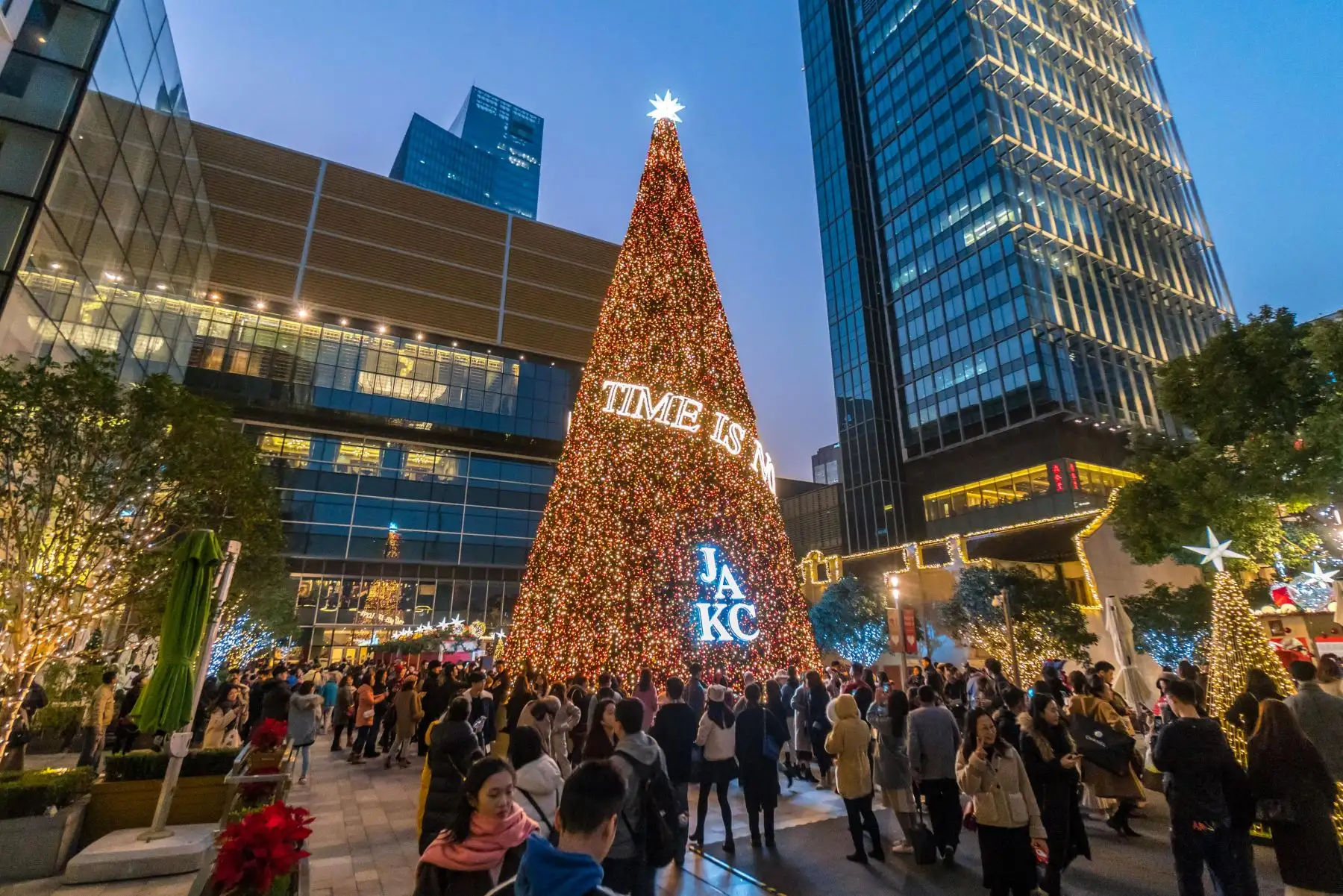 Personas reunidas alrededor de un árbol de Navidad en Shanghai. AFP