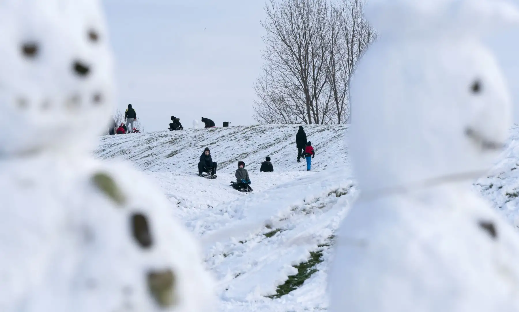Familias con niños en trineos juegan en la nieve en Malmo, al sur de Suecia, después de las fuertes nevadas . AFP