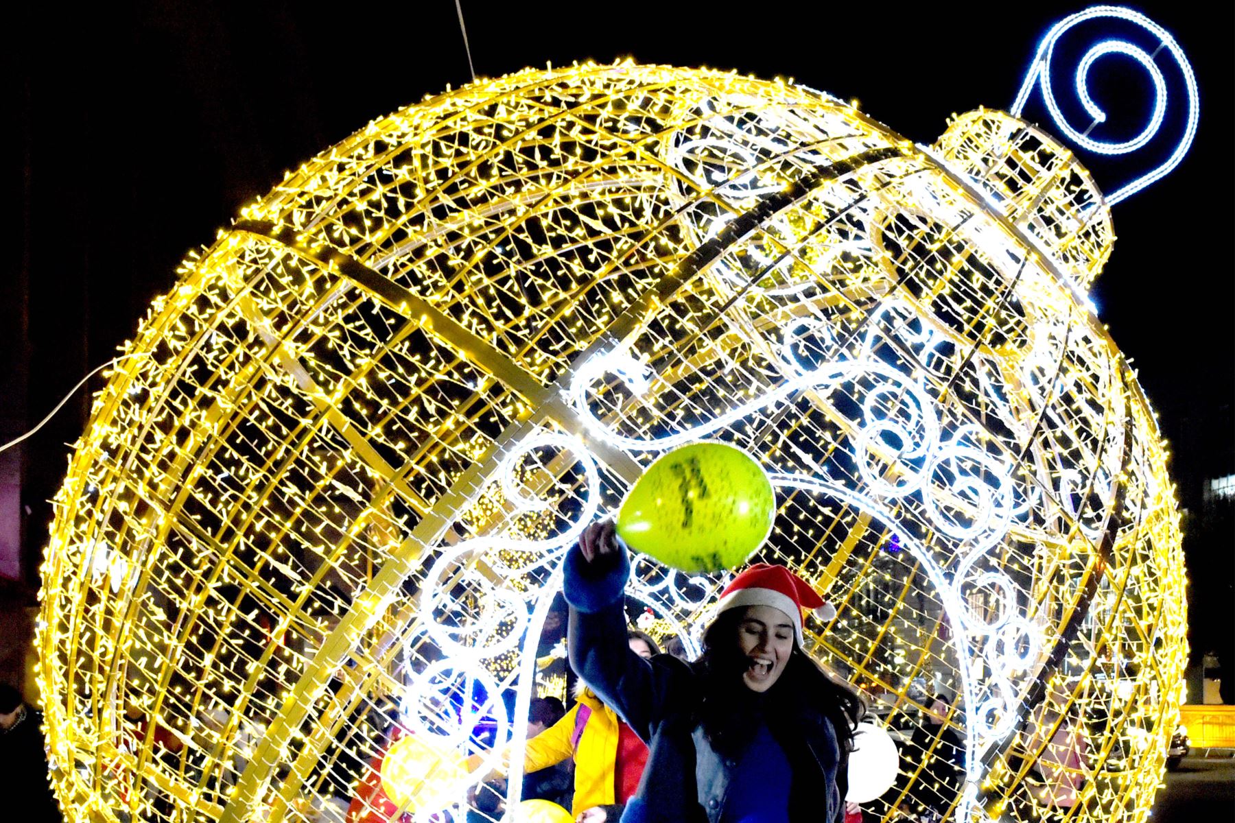 Una mujer camina cerca de las decoraciones de Navidad en el centro de Tbilisi tarde. AFP