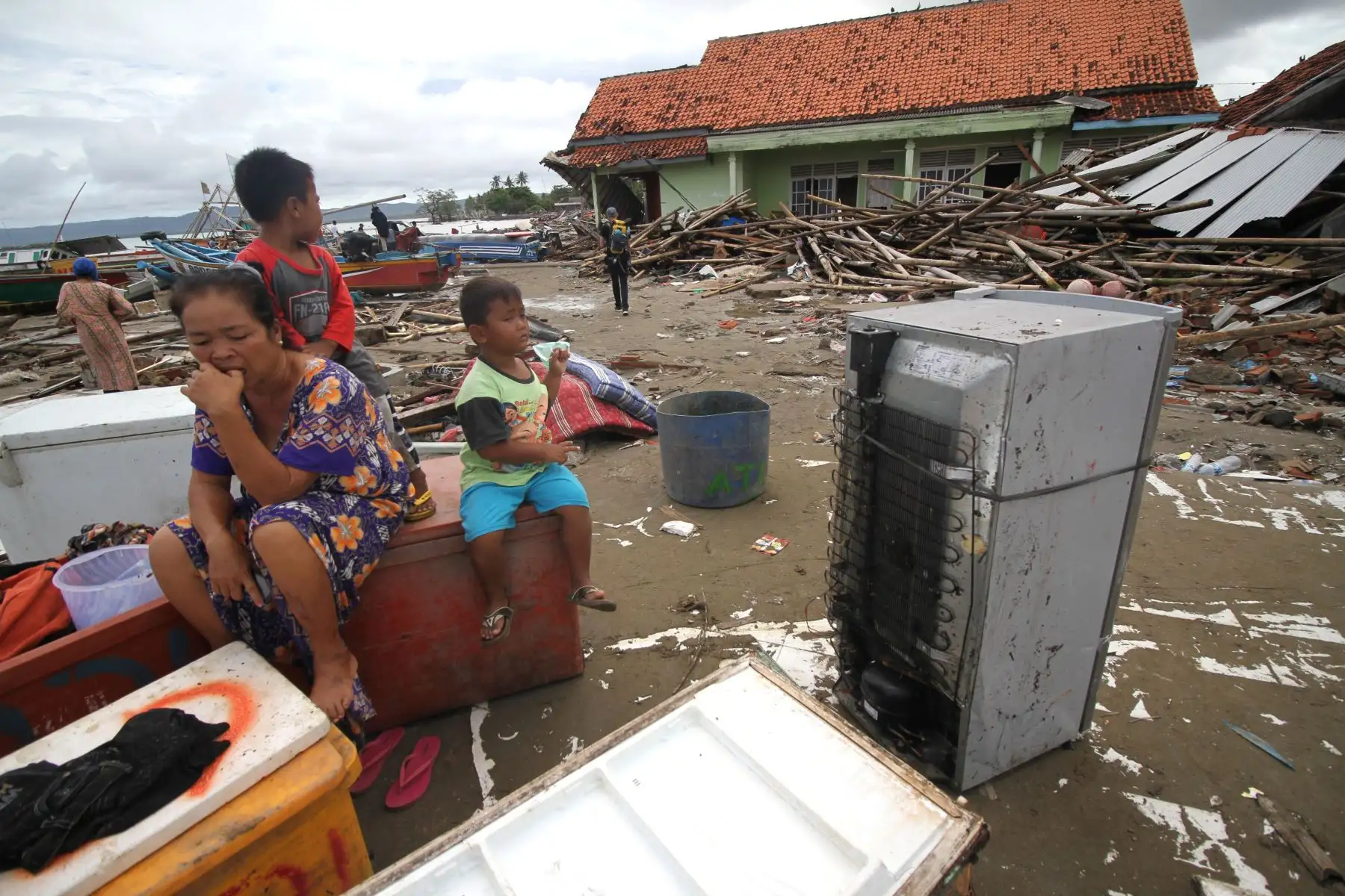Los sobrevivientes regresan para rescatar artículos de casas destruidas o dañadas en Sumur en la isla de Java, dos días después de un tsunami, causado por la actividad en un volcán conocido como el "niño" de Krakatoa