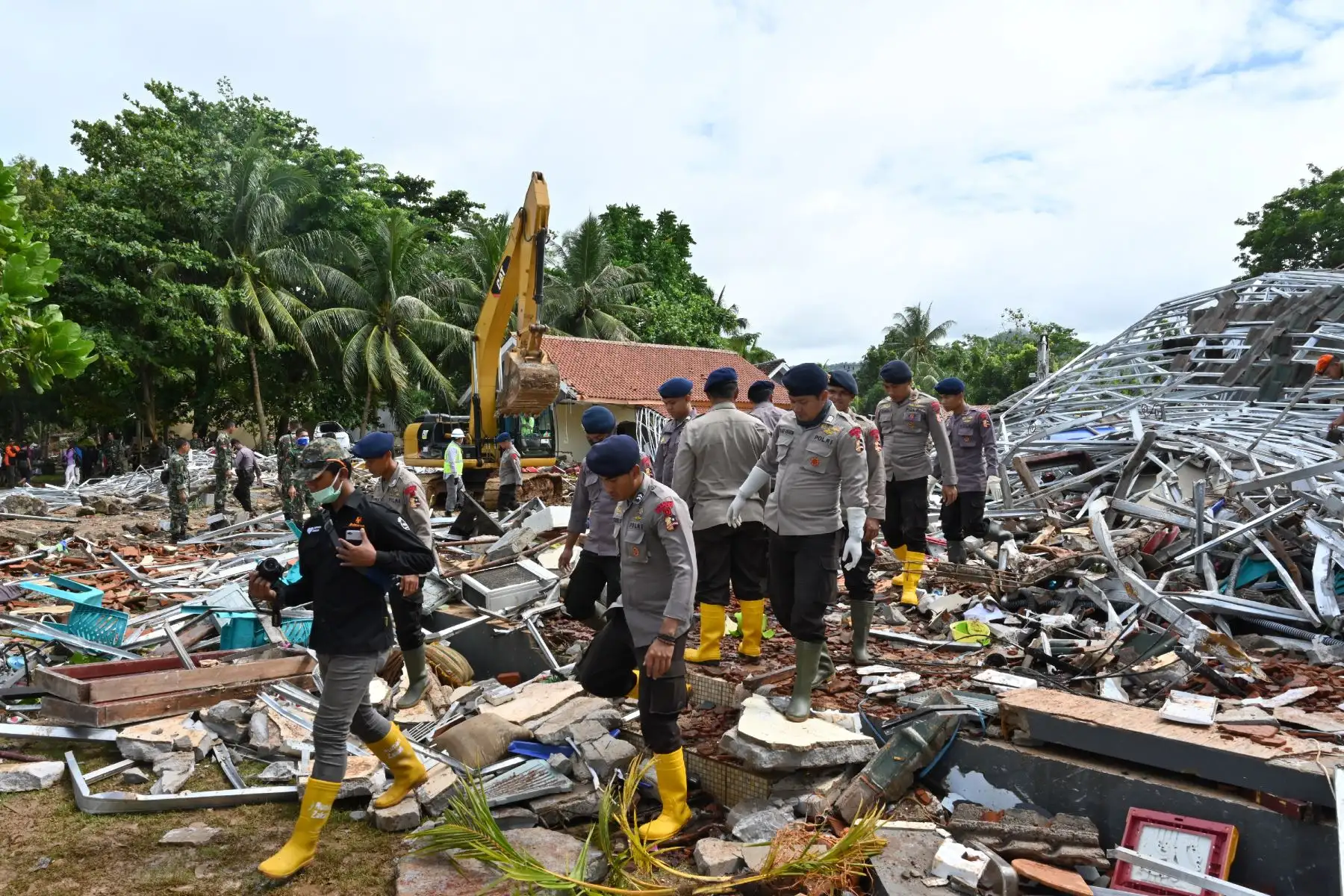 Policías indonesios buscan víctimas en el alojamiento Villa Stephanie en Carita, provincia de Banten. AFP