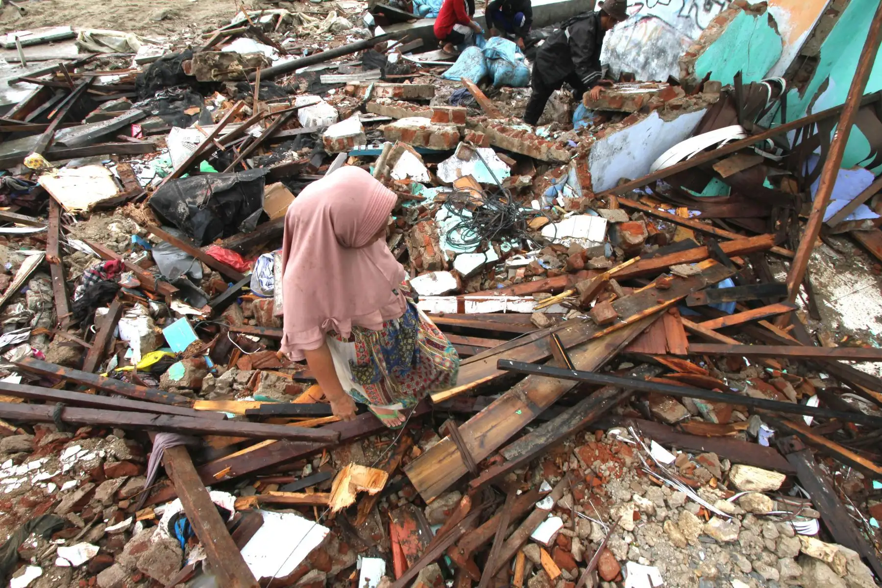 Búsqueda de residentes a través de escombros en Tanjung Lesung, Banten. AFP
