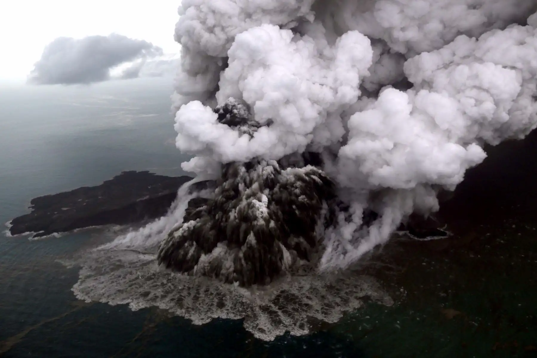 Esta fotografía aérea muestra el volcán Krakatoa de Anak (Niño) en erupción en el estrecho de Sunda, en la costa del sur de Sumatra y el extremo occidental de Java. AFP