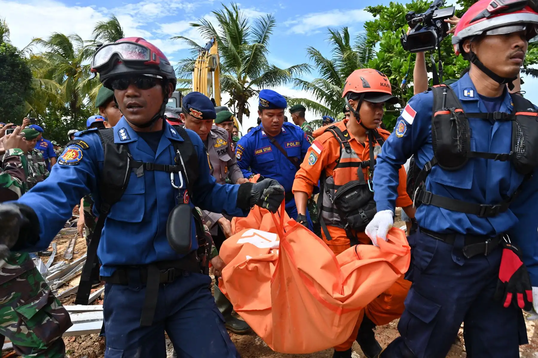 Los miembros de un equipo de búsqueda y rescate de Indonesia llevan una bolsa de cadáveres tomada del alojamiento Villa Stephanie en Carita, provincia de Banten, en Decembe. AFP