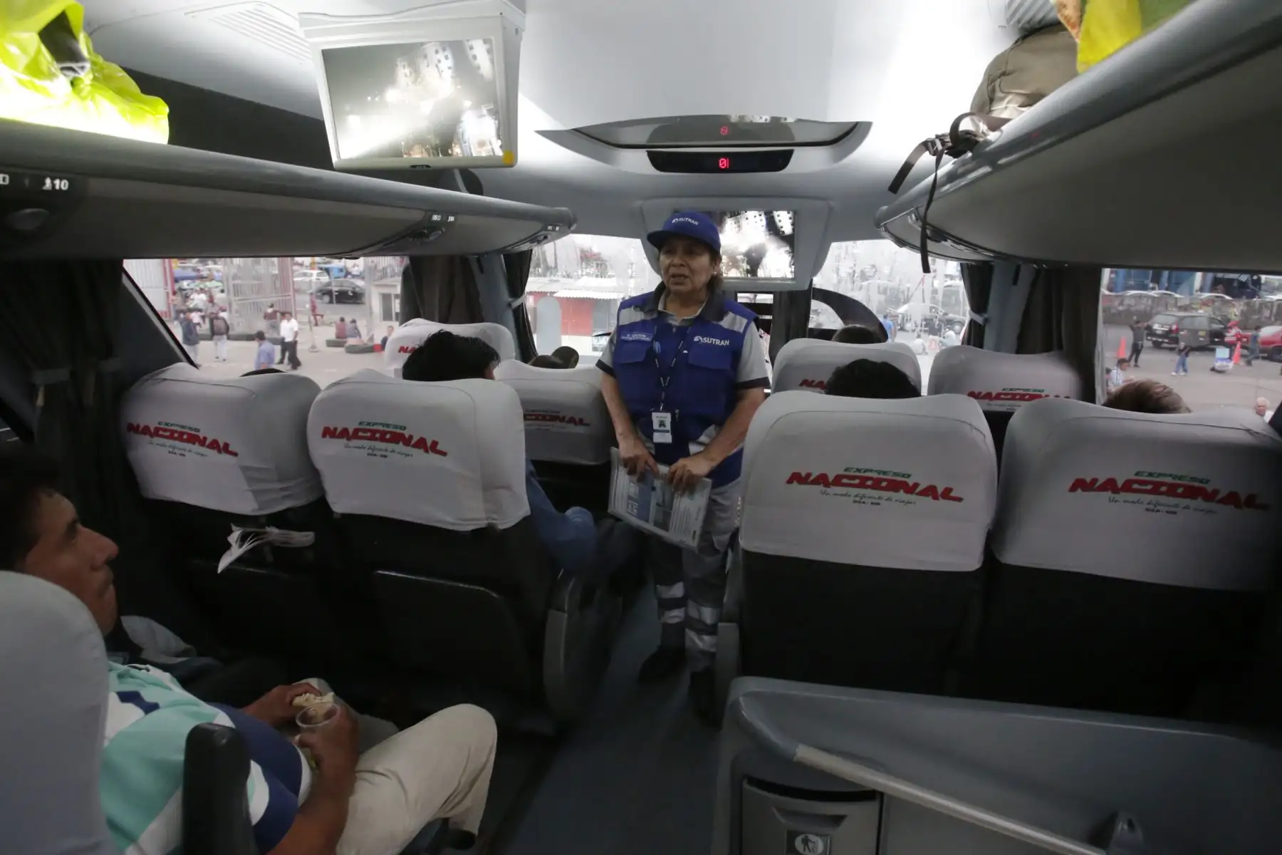 La Superintendencia de Transporte Terrestre de Personas, Carga y Mercancías (SUTRAN), brinda recomendaciones y fiscaliza a conductores y pasajeros en el Terminal Yerbateros, con motivo de que puedan realizar un viaje seguro en esta navidad. Foto: ANDINA/Nathalie Sayago